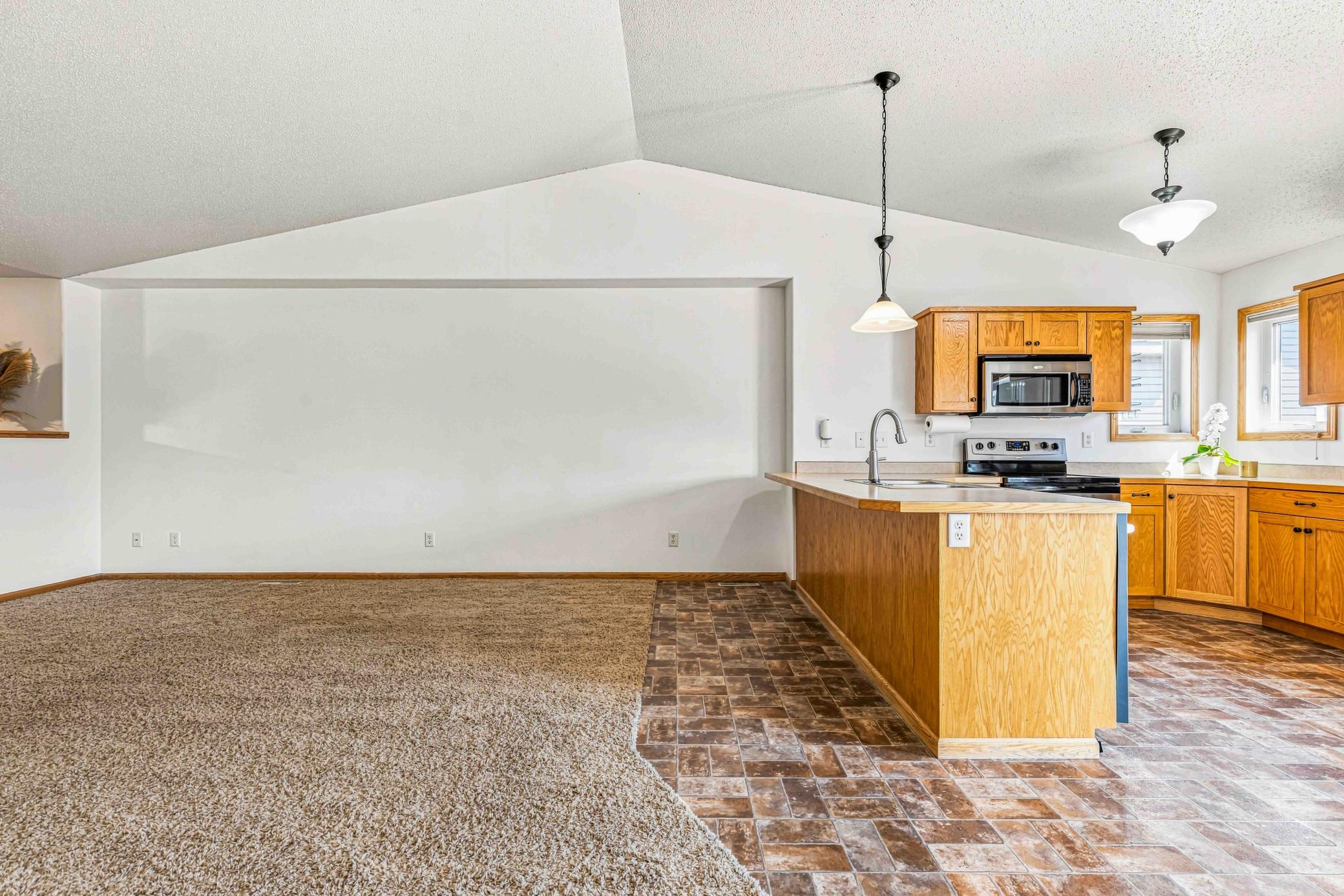 2007 twin home for sale at 605 13 1/2 Avenue E in West Fargo, ND — 3 bed, 2 bath (photo 10 of 29)