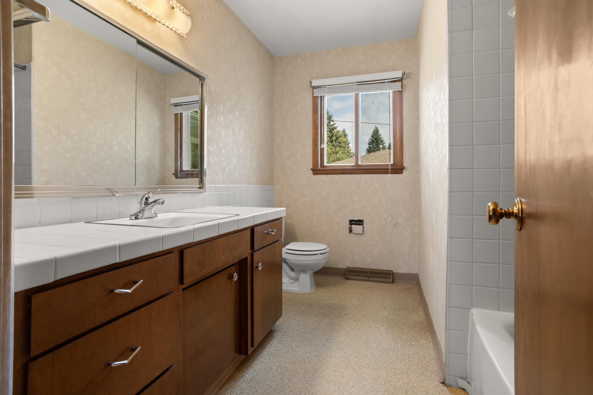 1966 single family home for sale at 2503 14th Street S in Moorhead, MN — 3 bed, 2 bath (photo 16 of 29)