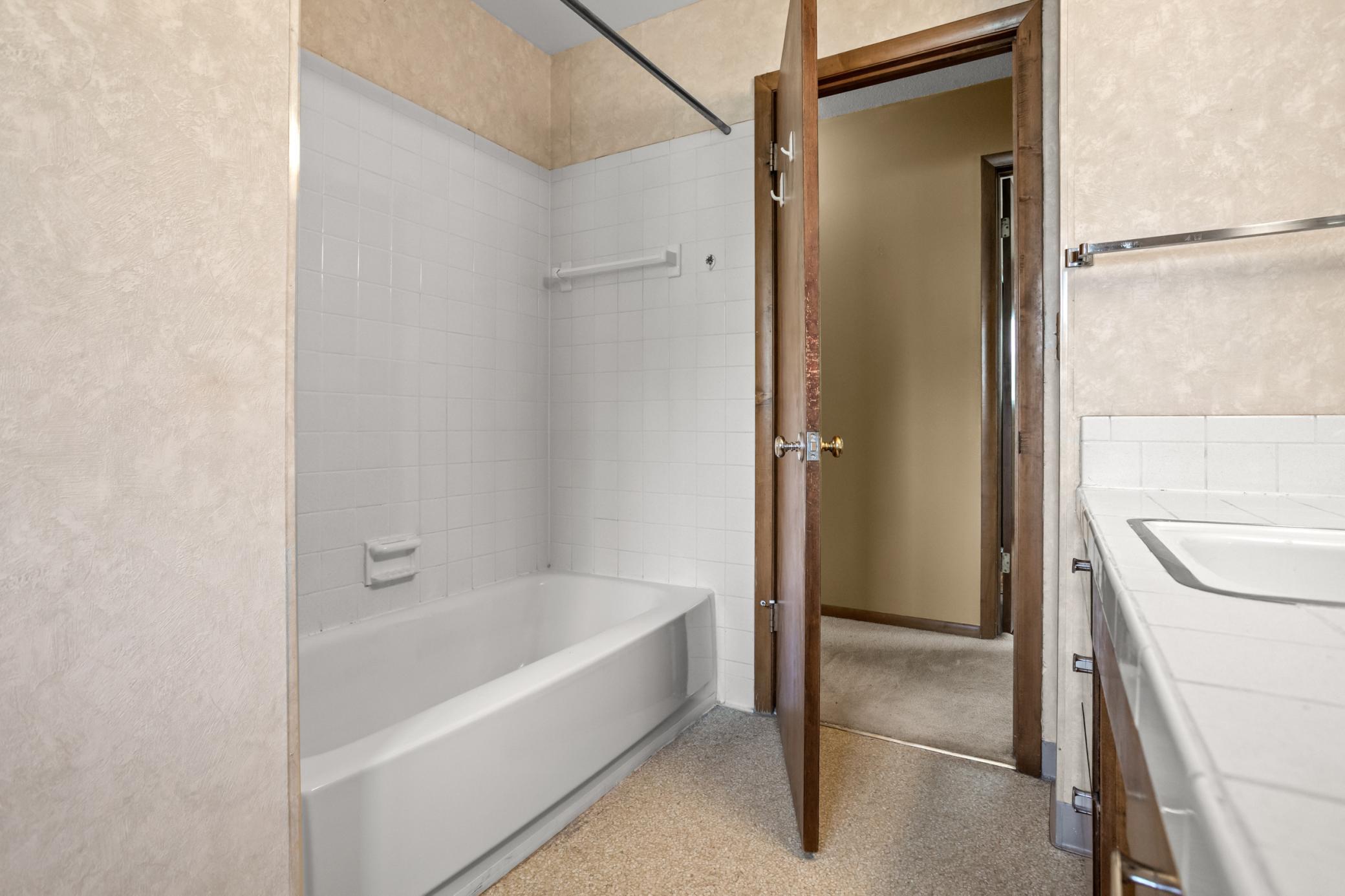 1966 single family home for sale at 2503 14th Street S in Moorhead, MN — 3 bed, 2 bath (photo 17 of 29)