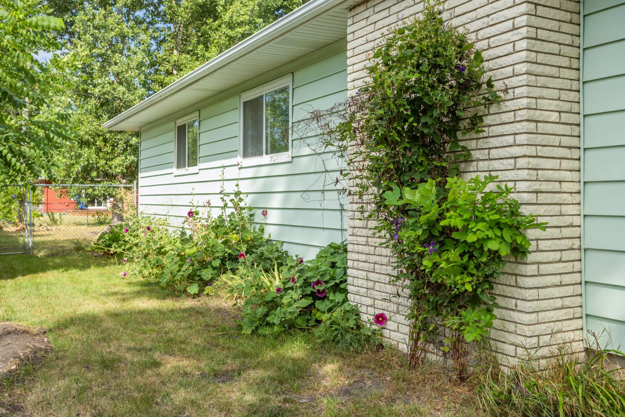 1966 single family home for sale at 2503 14th Street S in Moorhead, MN — 3 bed, 2 bath (photo 3 of 29)