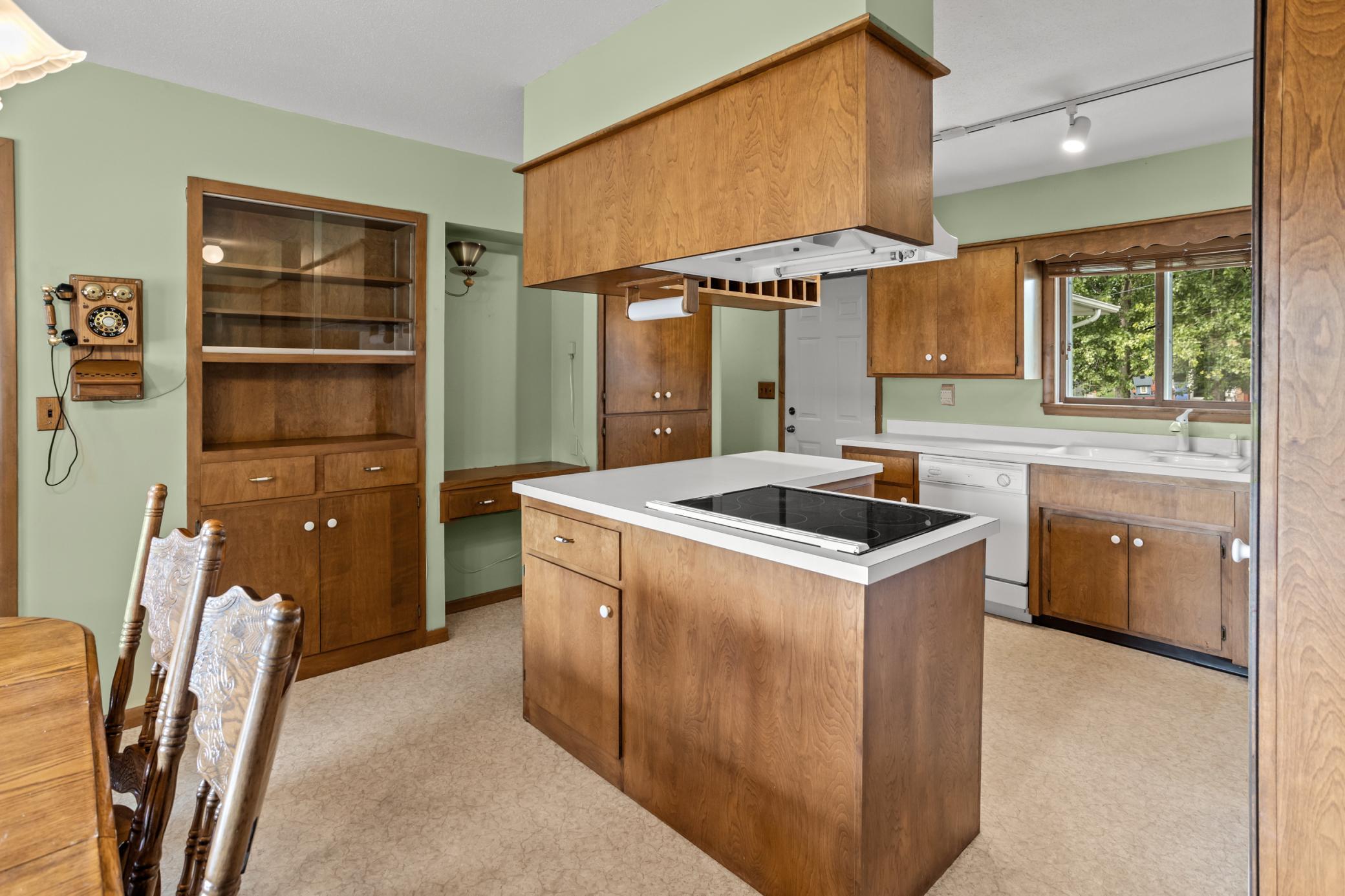 1966 single family home for sale at 2503 14th Street S in Moorhead, MN — 3 bed, 2 bath (photo 8 of 29)