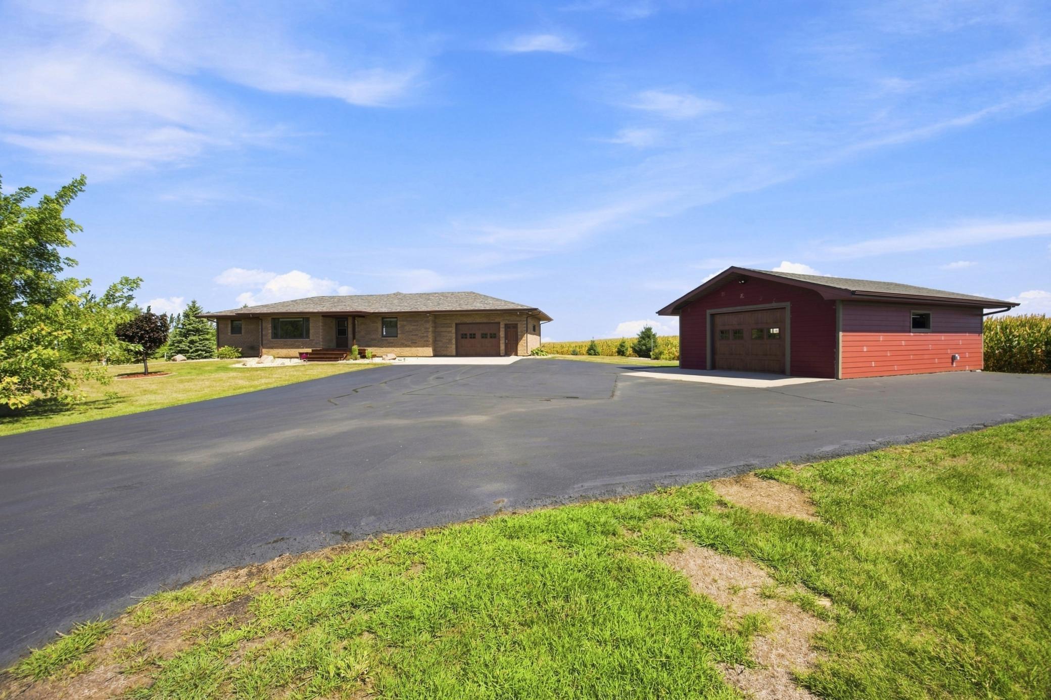1985 single family home for sale at 7030 110th Avenue S in Sabin, MN — 3 bed, 3 bath (photo 3 of 76)