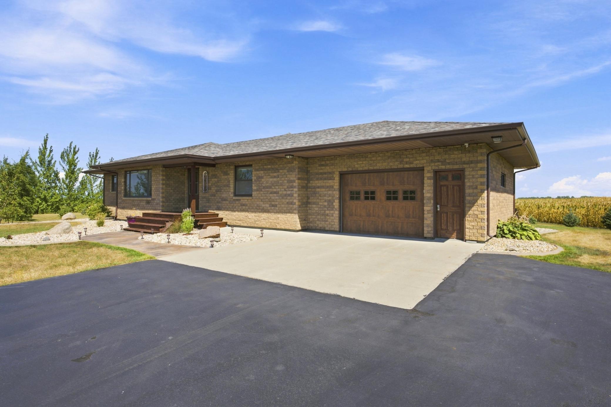 1985 single family home for sale at 7030 110th Avenue S in Sabin, MN — 3 bed, 3 bath (photo 4 of 76)