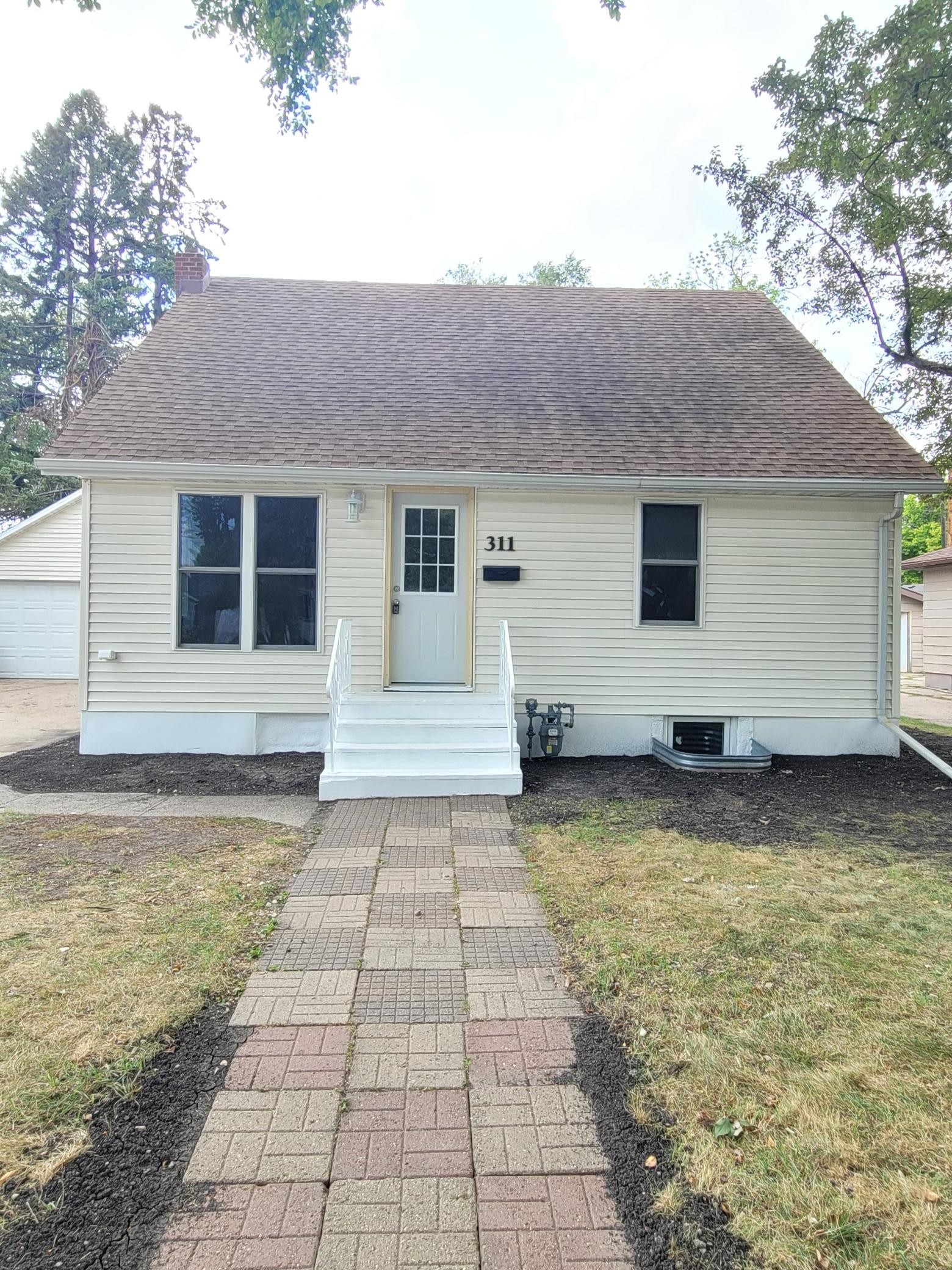 1947 single family home for sale at 311 14th Street N in Moorhead, MN — 3 bed, 2 bath (photo 2 of 35)
