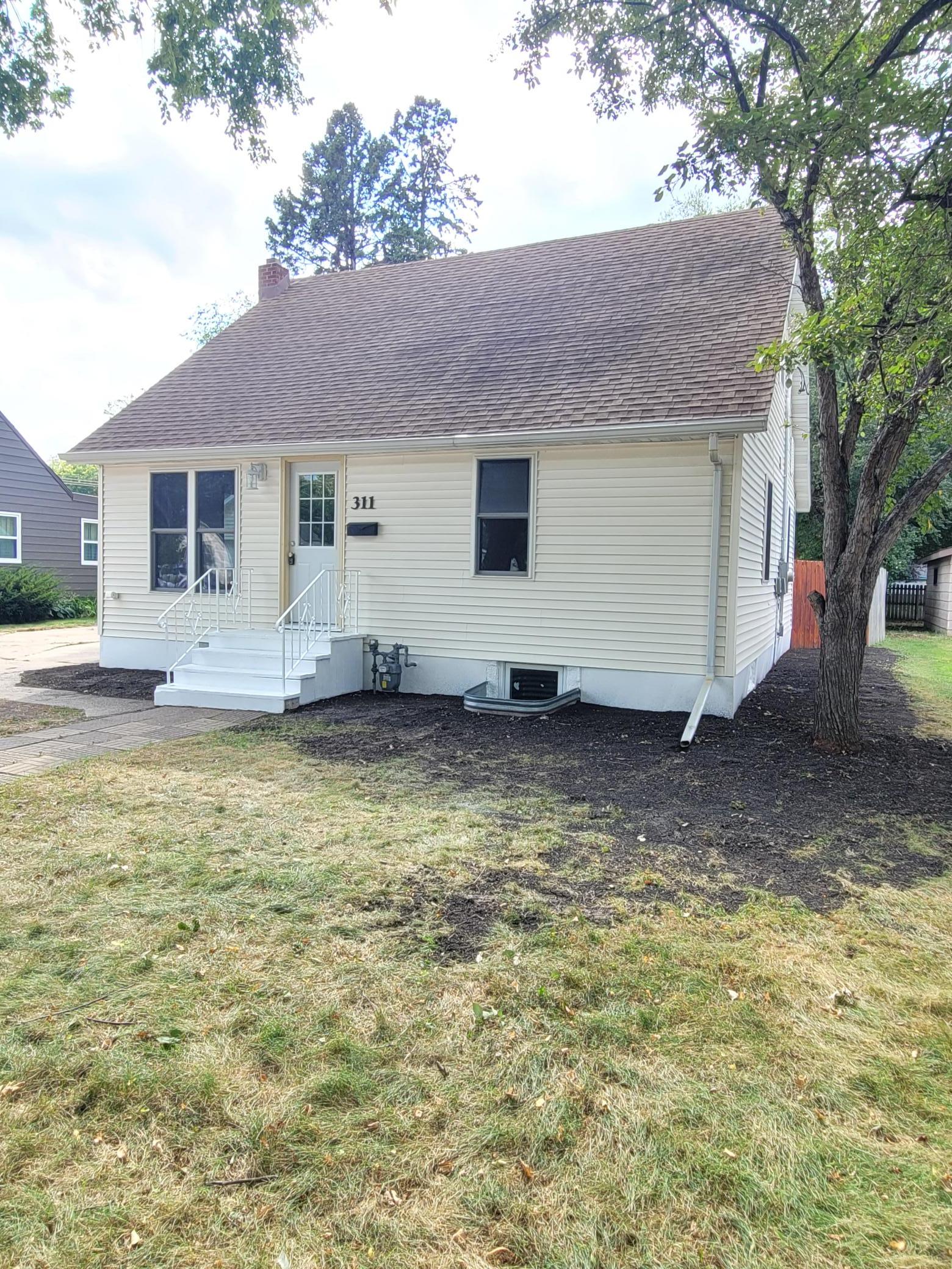 1947 single family home for sale at 311 14th Street N in Moorhead, MN — 3 bed, 2 bath (photo 3 of 35)