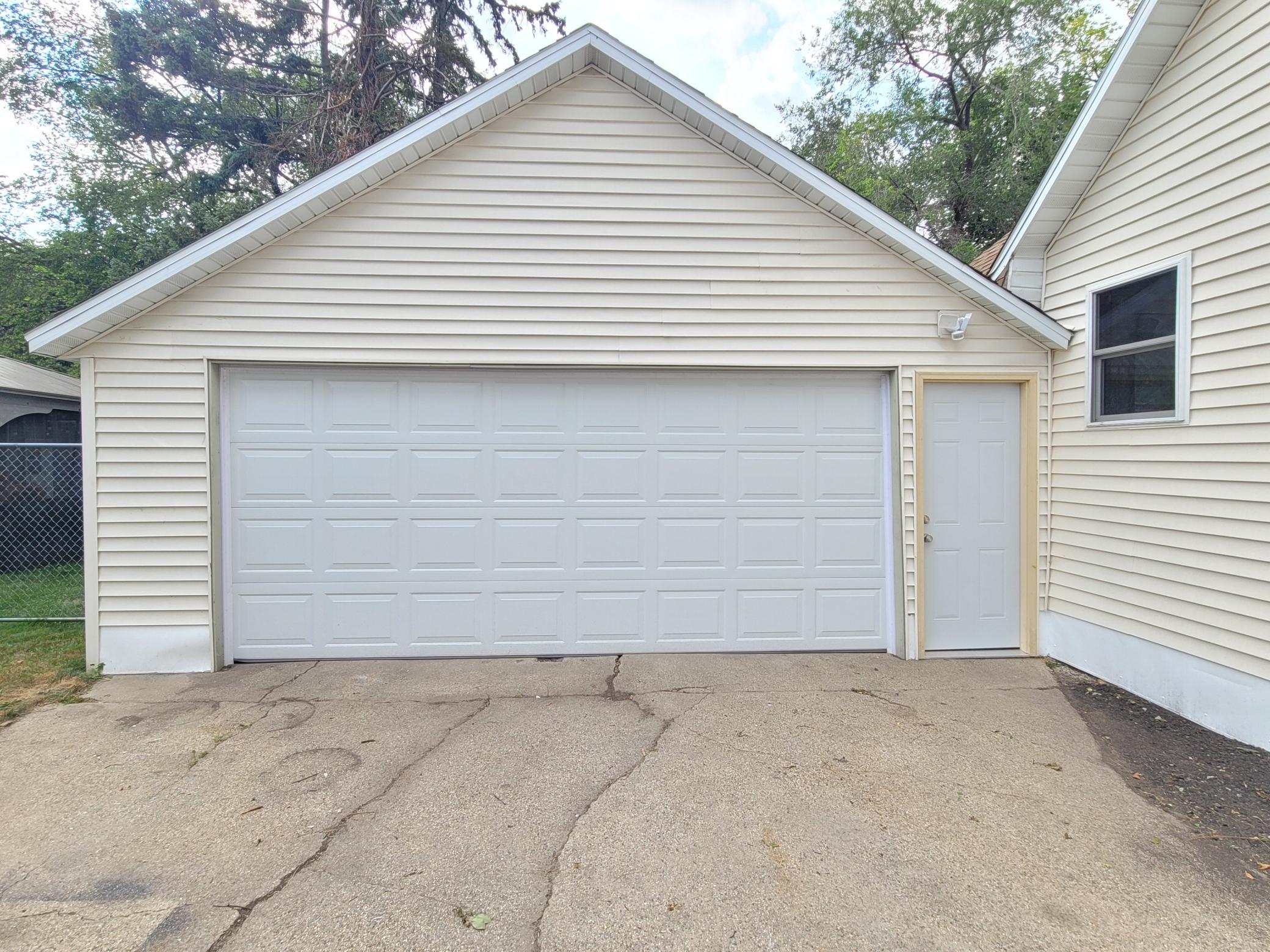 1947 single family home for sale at 311 14th Street N in Moorhead, MN — 3 bed, 2 bath (photo 4 of 35)