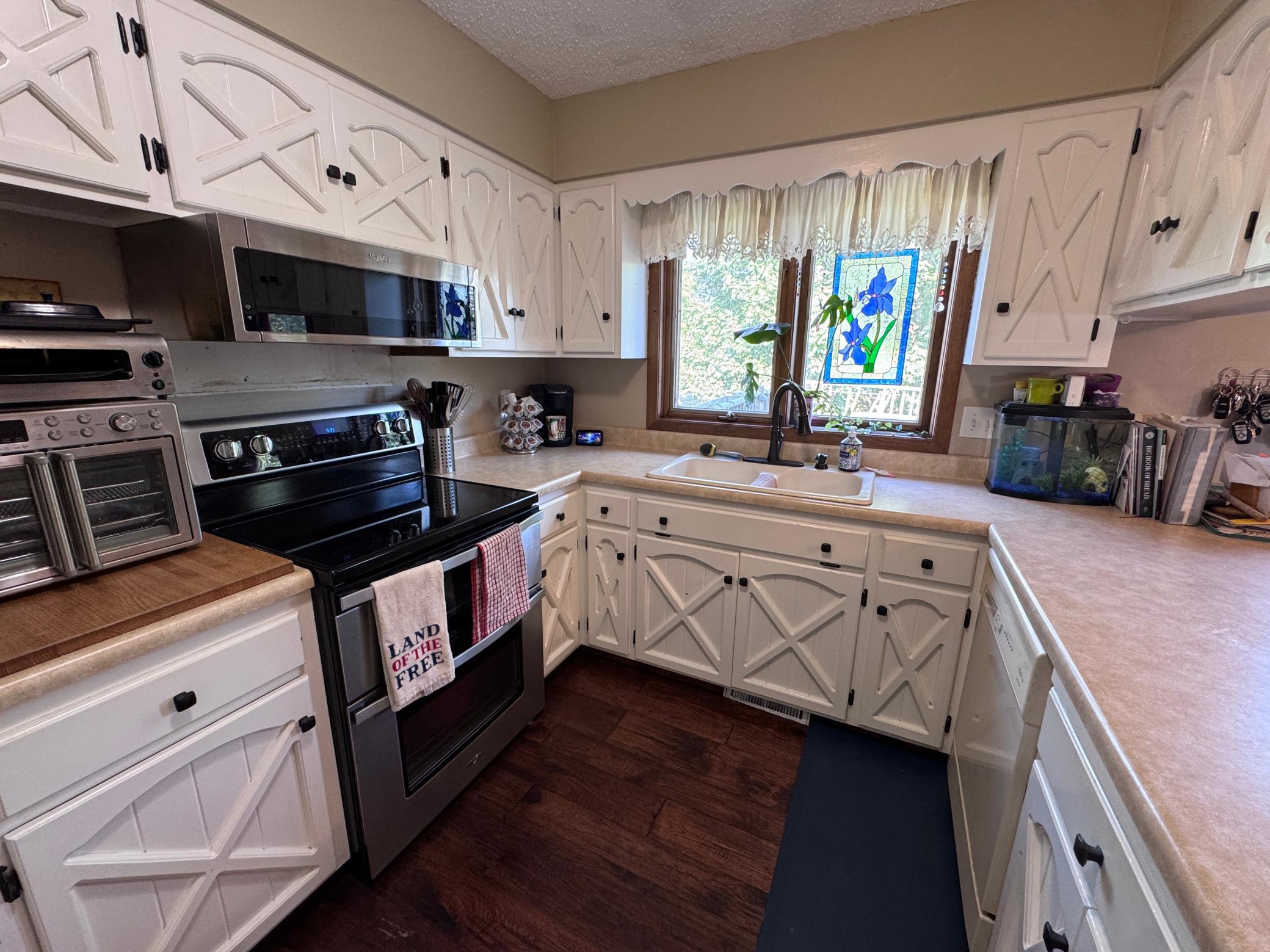 1981 single family home for sale at 1301 Rose Street in Lisbon, ND — 3 bed, 2 bath (photo 3 of 19)