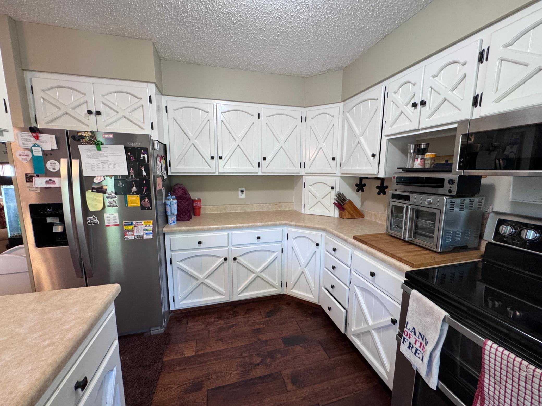 1981 single family home for sale at 1301 Rose Street in Lisbon, ND — 3 bed, 2 bath (photo 4 of 19)