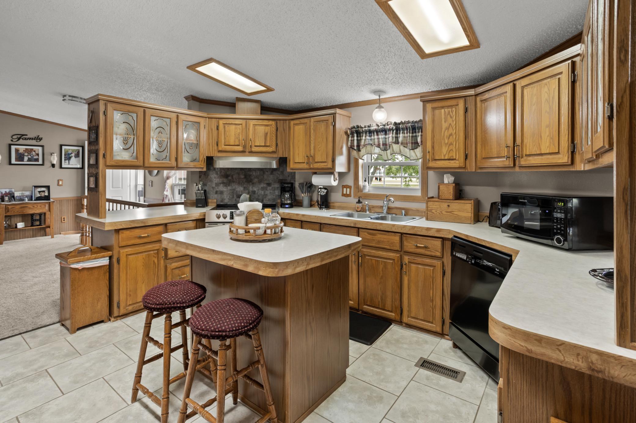1993 single family home for sale at 612 N Mill Street in Fertile, MN — 4 bed, 3 bath (photo 7 of 67)