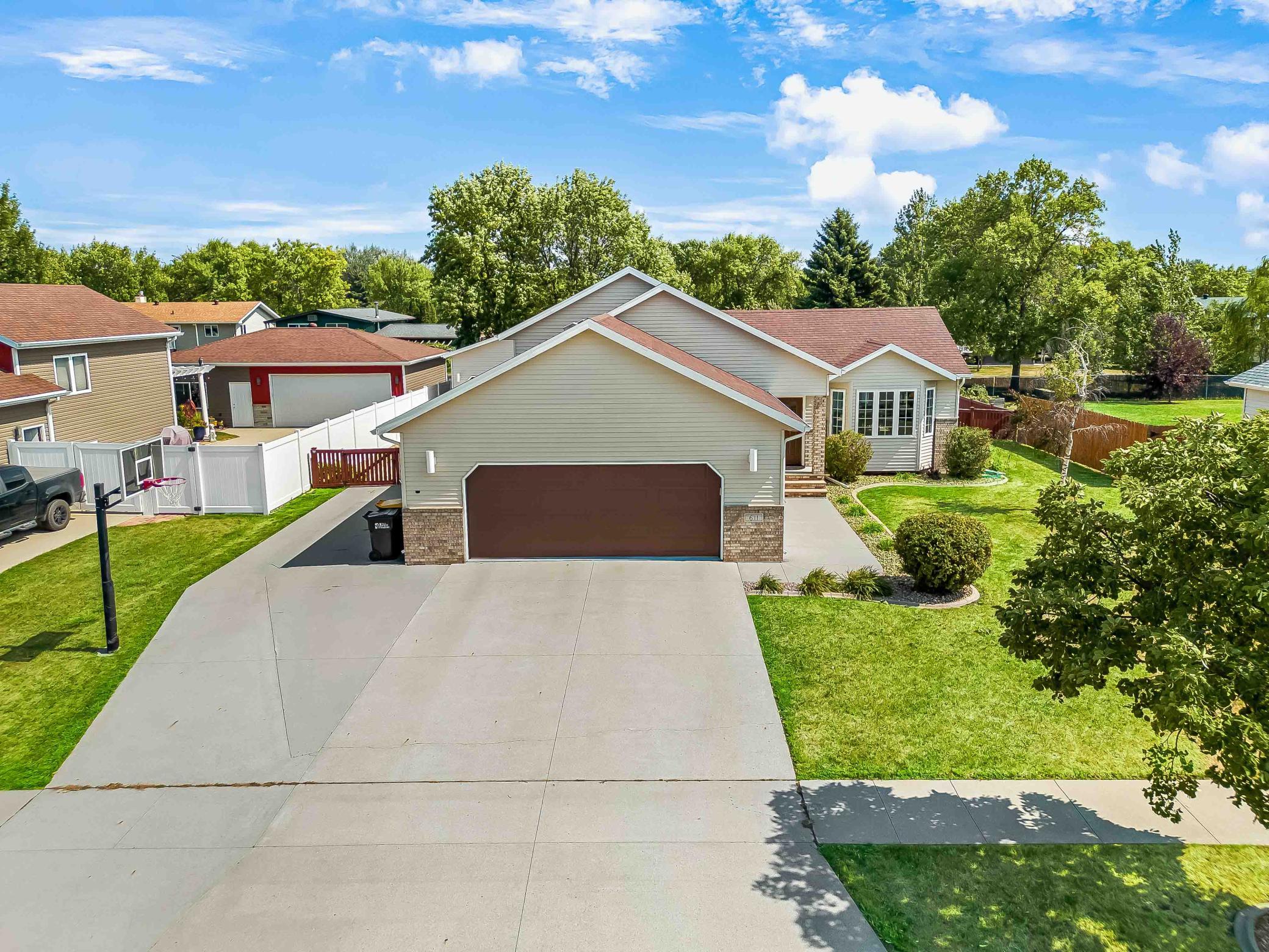 1999 single family home for sale at 611 11th Street W in West Fargo, ND — 4 bed, 3 bath (photo 2 of 67)