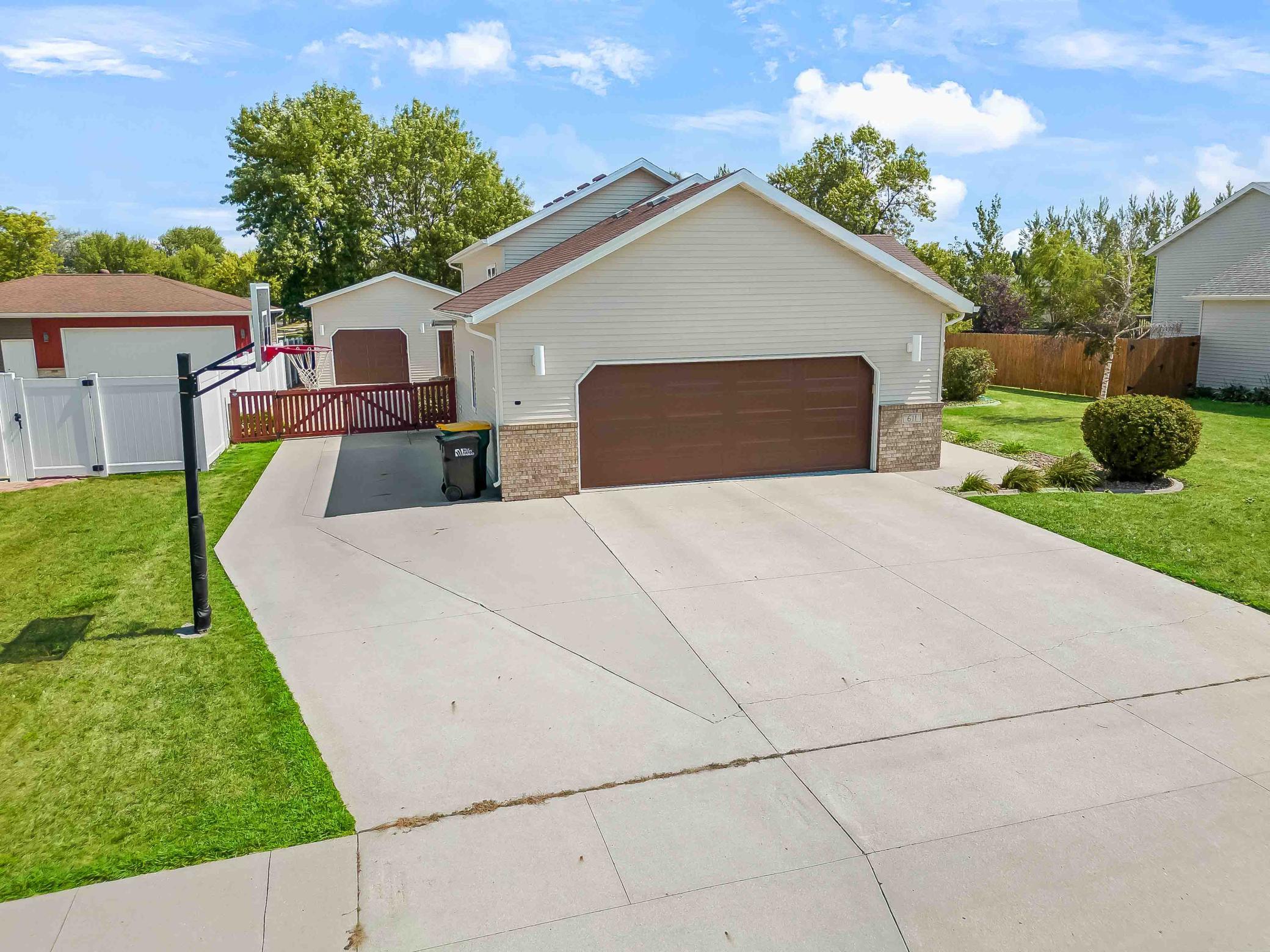1999 single family home for sale at 611 11th Street W in West Fargo, ND — 4 bed, 3 bath (photo 3 of 67)