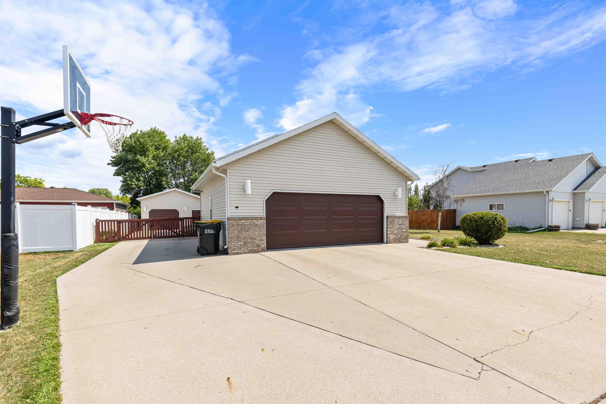 1999 single family home for sale at 611 11th Street W in West Fargo, ND — 4 bed, 3 bath (photo 4 of 67)