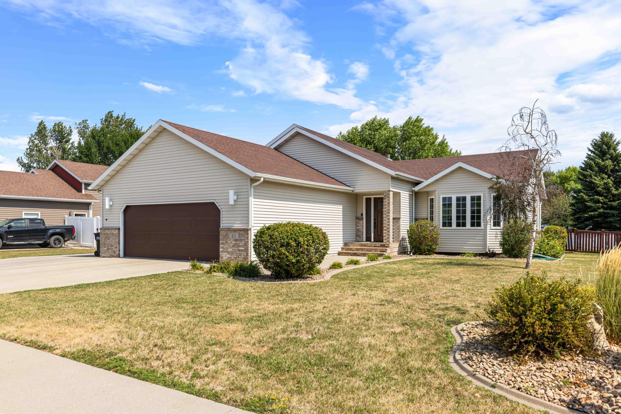 1999 single family home for sale at 611 11th Street W in West Fargo, ND — 4 bed, 3 bath (photo 5 of 67)