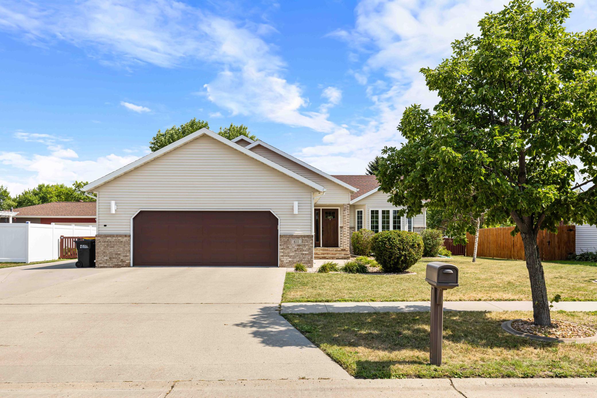 1999 single family home for sale at 611 11th Street W in West Fargo, ND — 4 bed, 3 bath (photo 6 of 67)