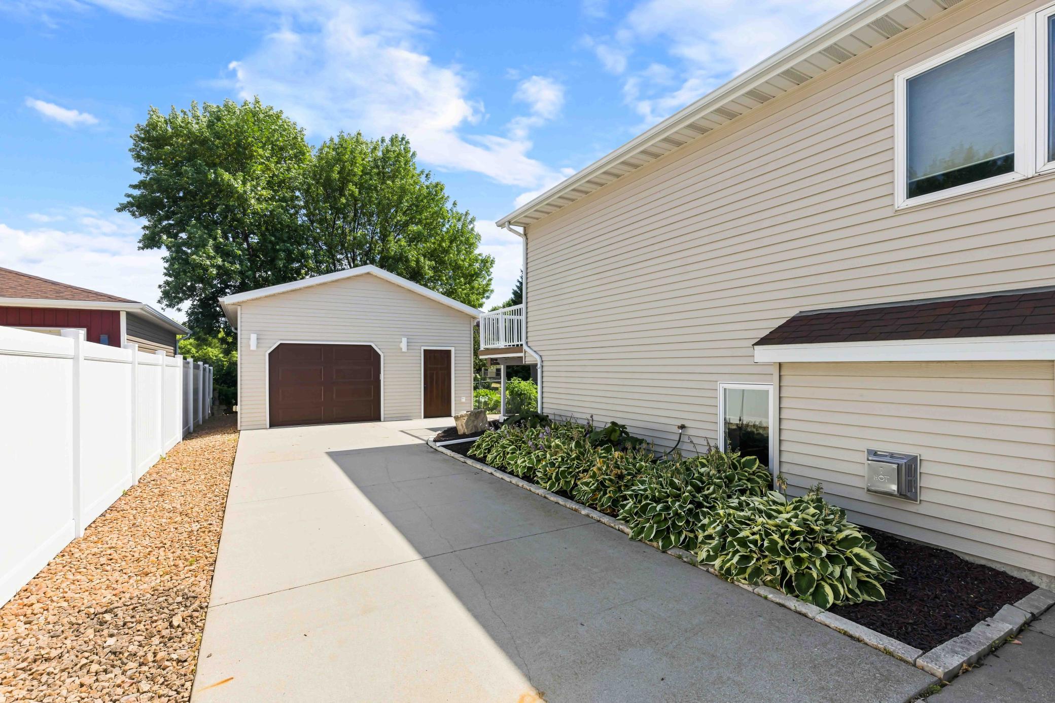 1999 single family home for sale at 611 11th Street W in West Fargo, ND — 4 bed, 3 bath (photo 52 of 67)