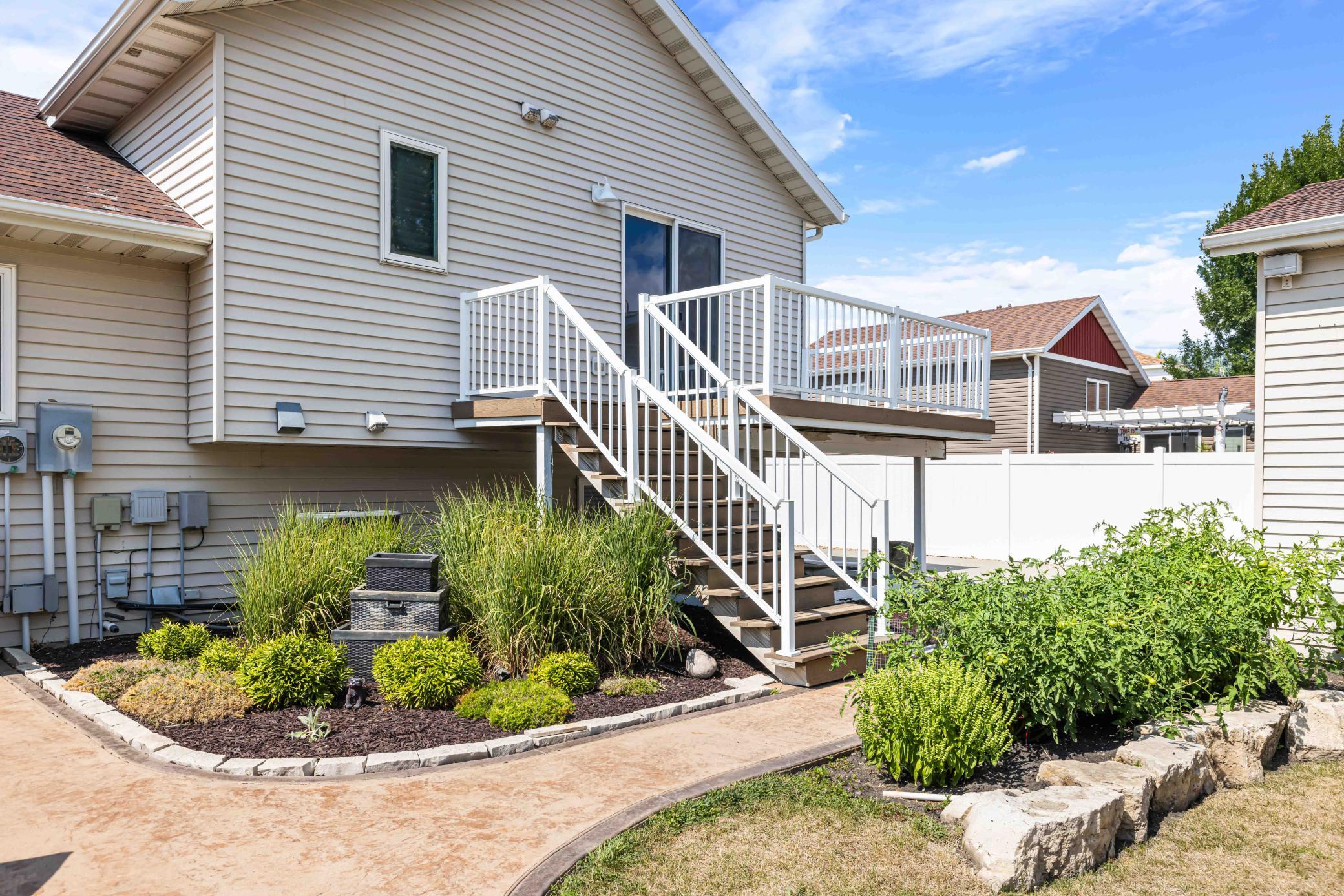 1999 single family home for sale at 611 11th Street W in West Fargo, ND — 4 bed, 3 bath (photo 56 of 67)