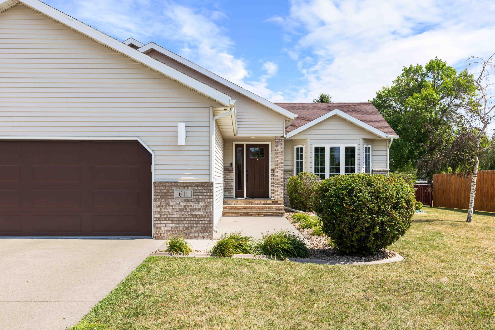 1999 single family home for sale at 611 11th Street W in West Fargo, ND — 4 bed, 3 bath (photo 7 of 67)