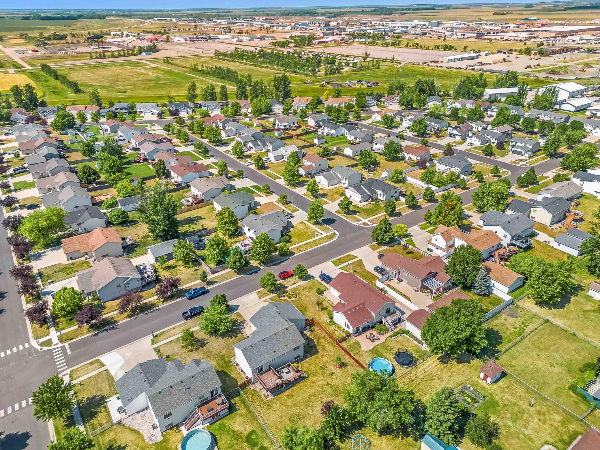 1999 single family home for sale at 611 11th Street W in West Fargo, ND — 4 bed, 3 bath (photo 67 of 67)