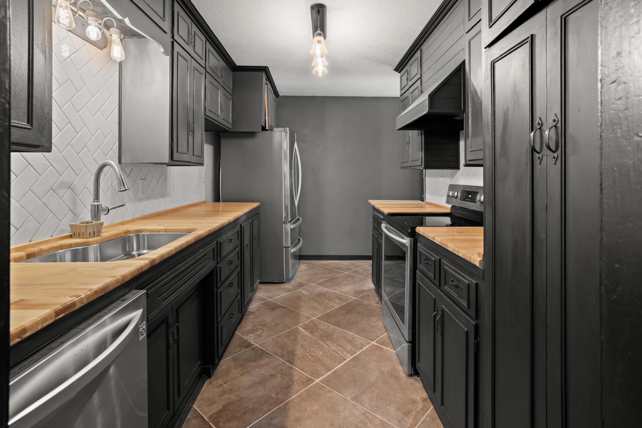 1953 single family home for sale at 62 18TH Avenue N in Fargo, ND — 3 bed, 2 bath (photo 2 of 25)