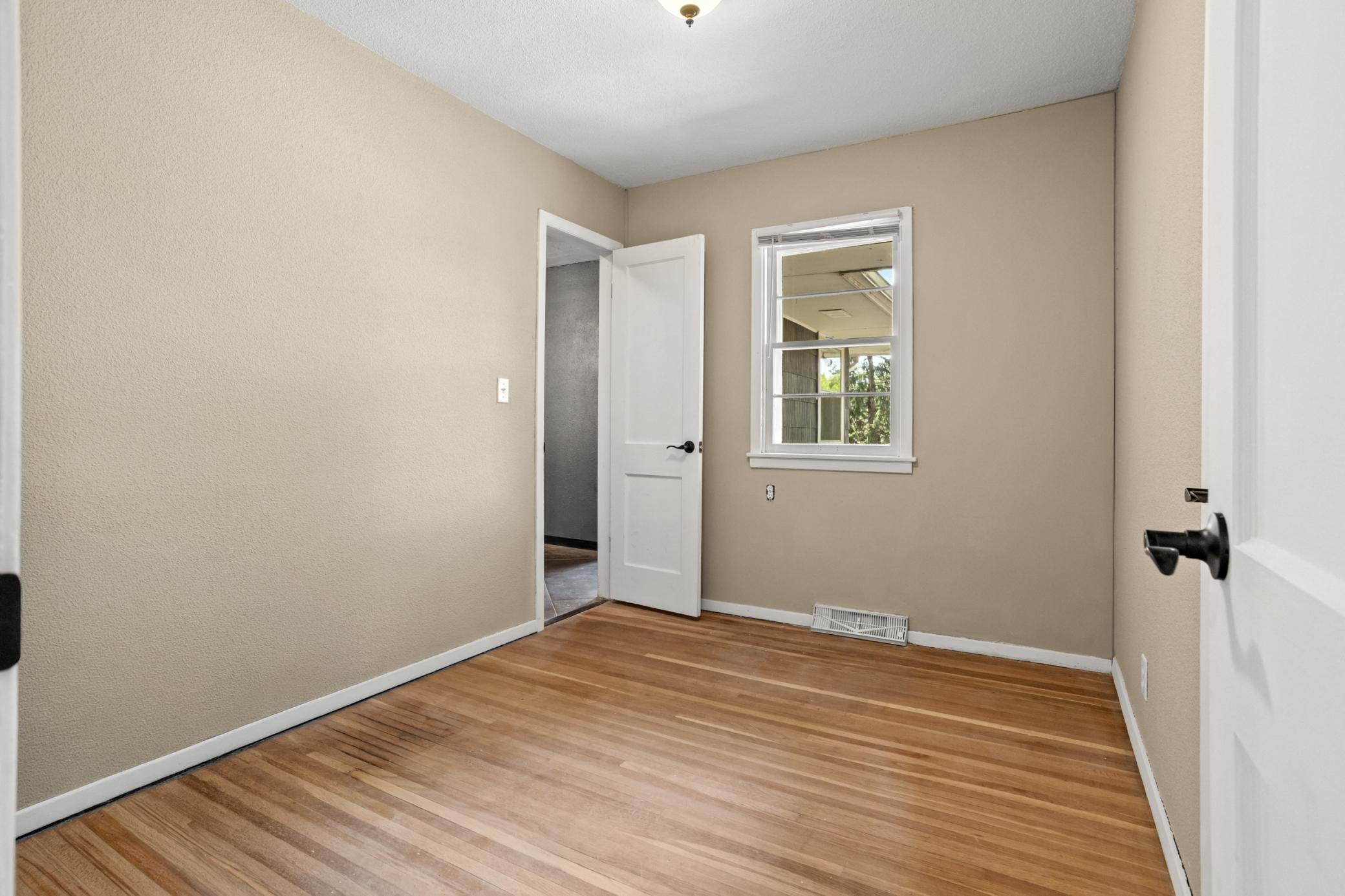 1953 single family home for sale at 62 18TH Avenue N in Fargo, ND — 3 bed, 2 bath (photo 18 of 25)