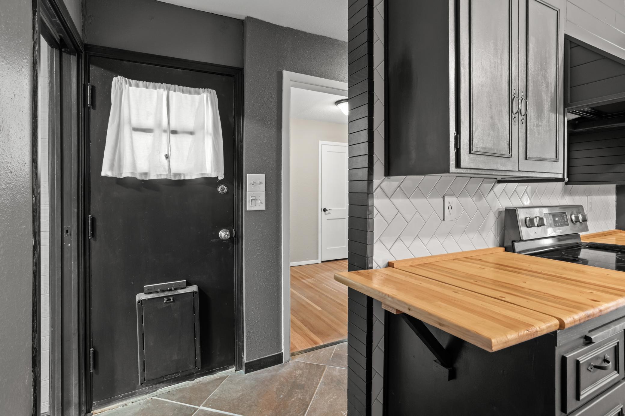 1953 single family home for sale at 62 18TH Avenue N in Fargo, ND — 3 bed, 2 bath (photo 4 of 25)
