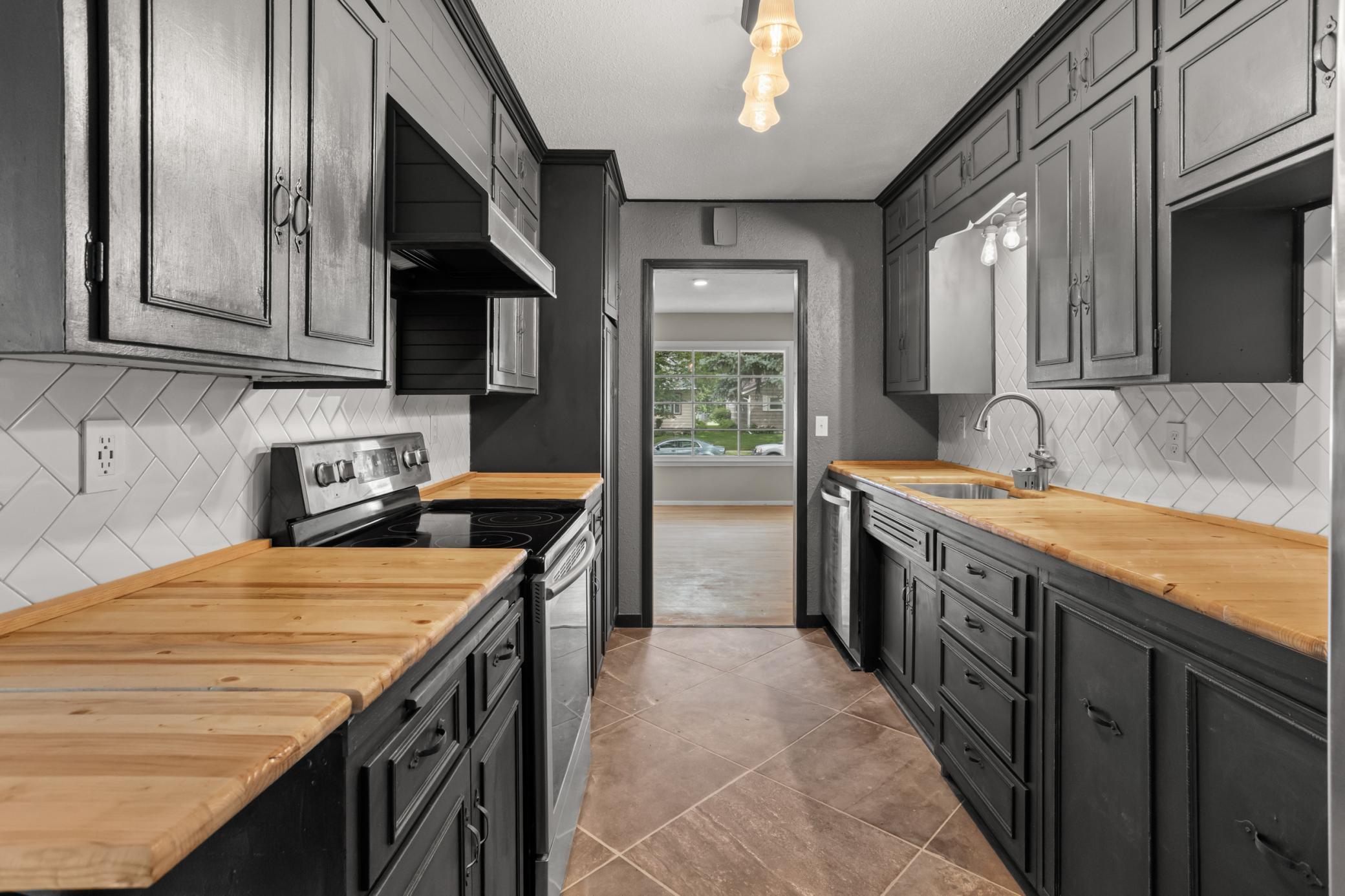 1953 single family home for sale at 62 18TH Avenue N in Fargo, ND — 3 bed, 2 bath (photo 5 of 25)