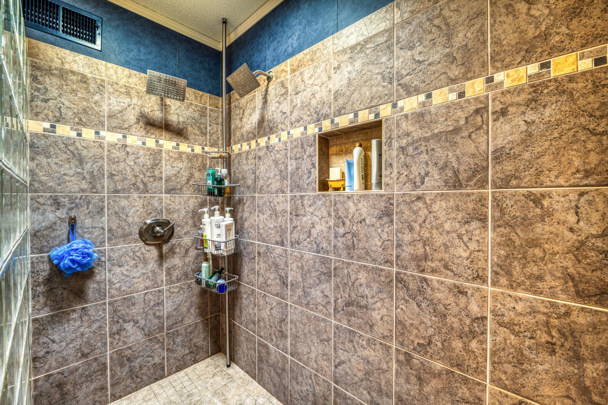 1989 single family home for sale at 7002 Maple Beach Court NE in Bemidji, MN — 3 bed, 3 bath (photo 25 of 104)