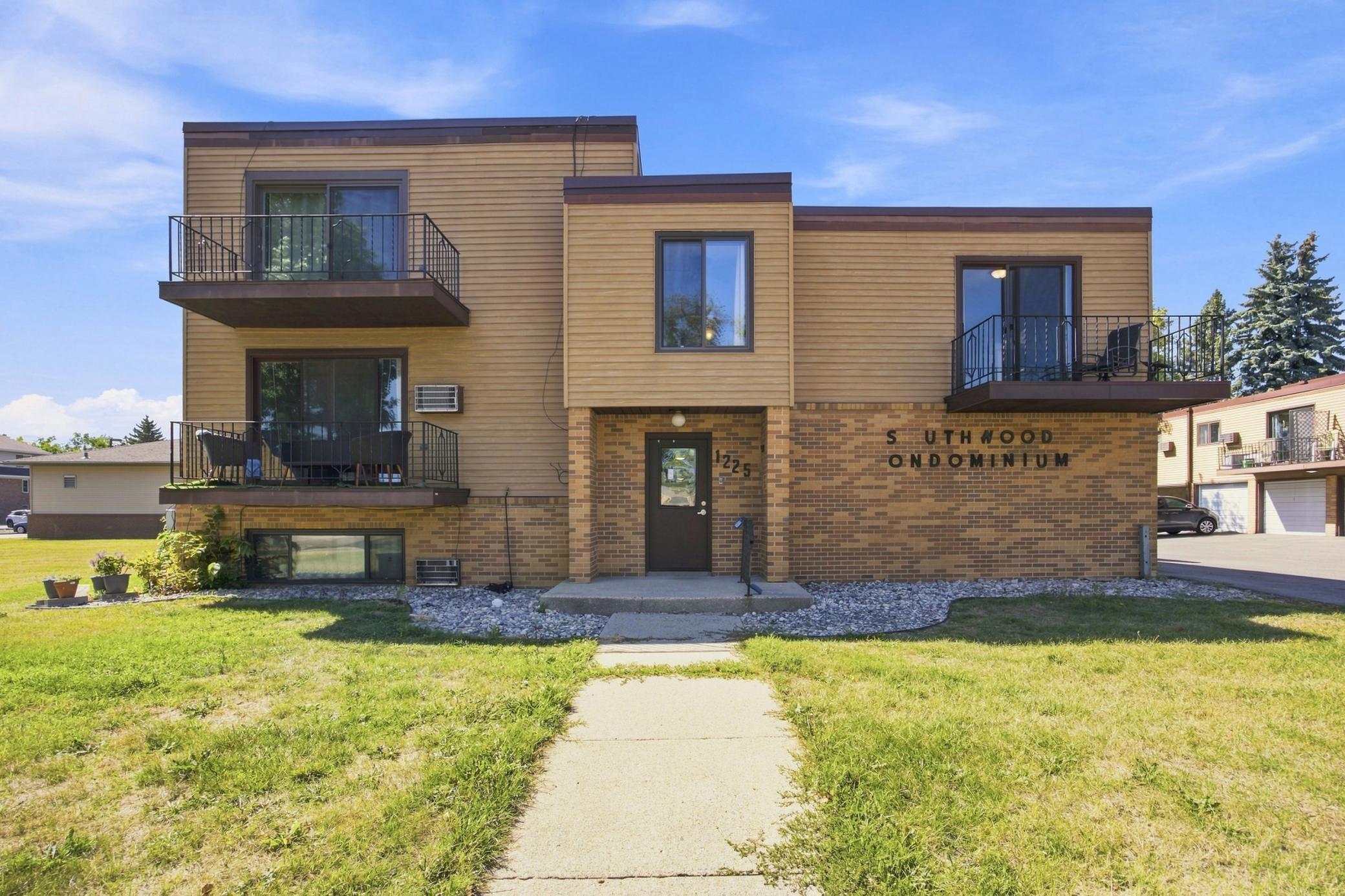1970 condo for sale at 1225 7th Street S, Unit 7 in Moorhead, MN — 2 bed, 1 bath (photo 2 of 30)