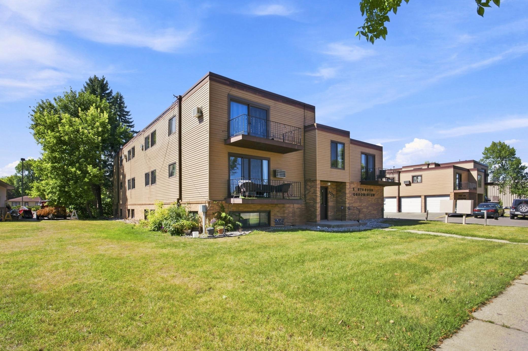 1970 condo for sale at 1225 7th Street S, Unit 7 in Moorhead, MN — 2 bed, 1 bath (photo 3 of 30)