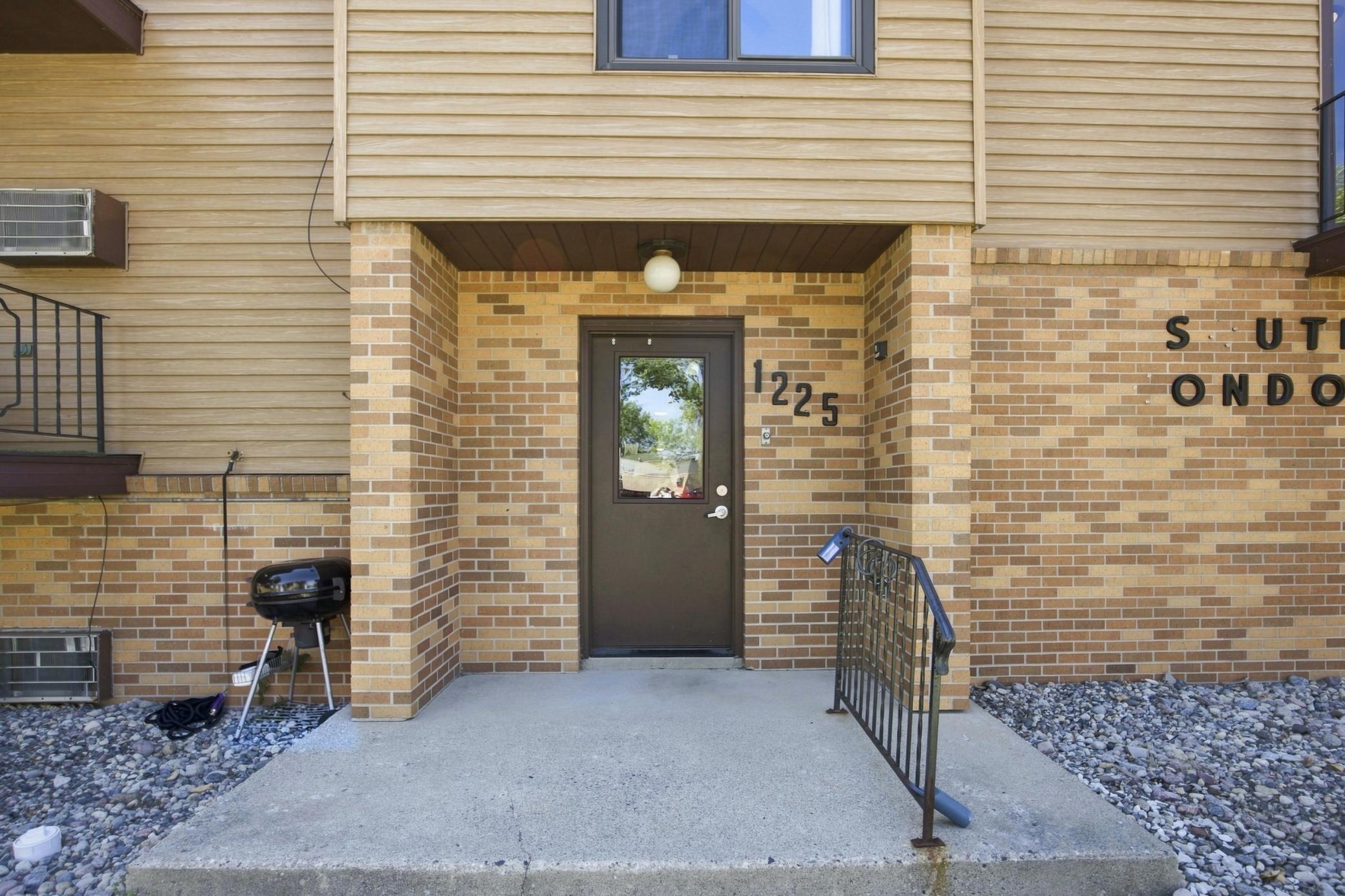 1970 condo for sale at 1225 7th Street S, Unit 7 in Moorhead, MN — 2 bed, 1 bath (photo 4 of 30)