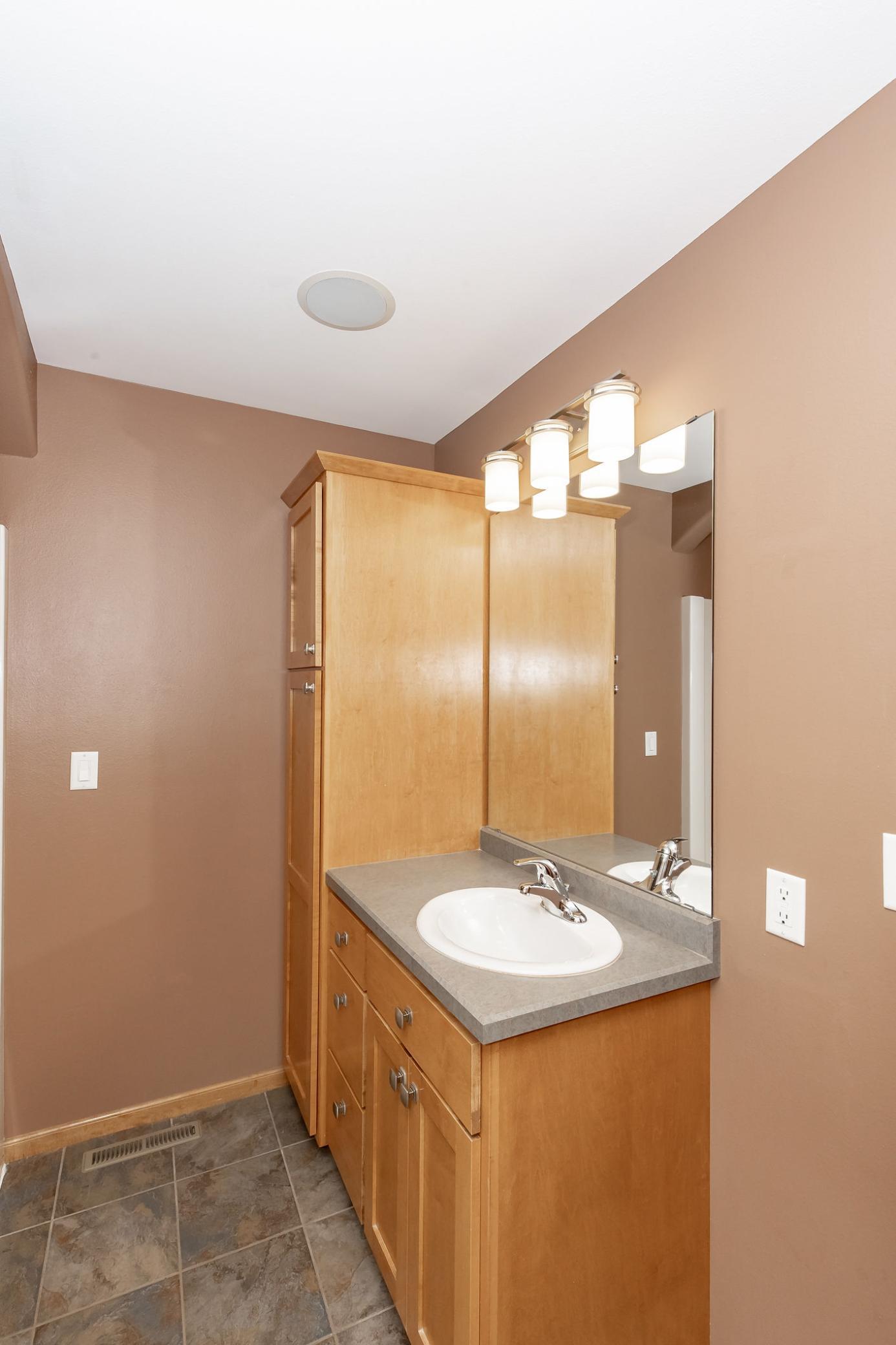 2006 twin home for sale at 4788 Clock Tower Lane S in Fargo, ND — 3 bed, 2 bath (photo 20 of 50)