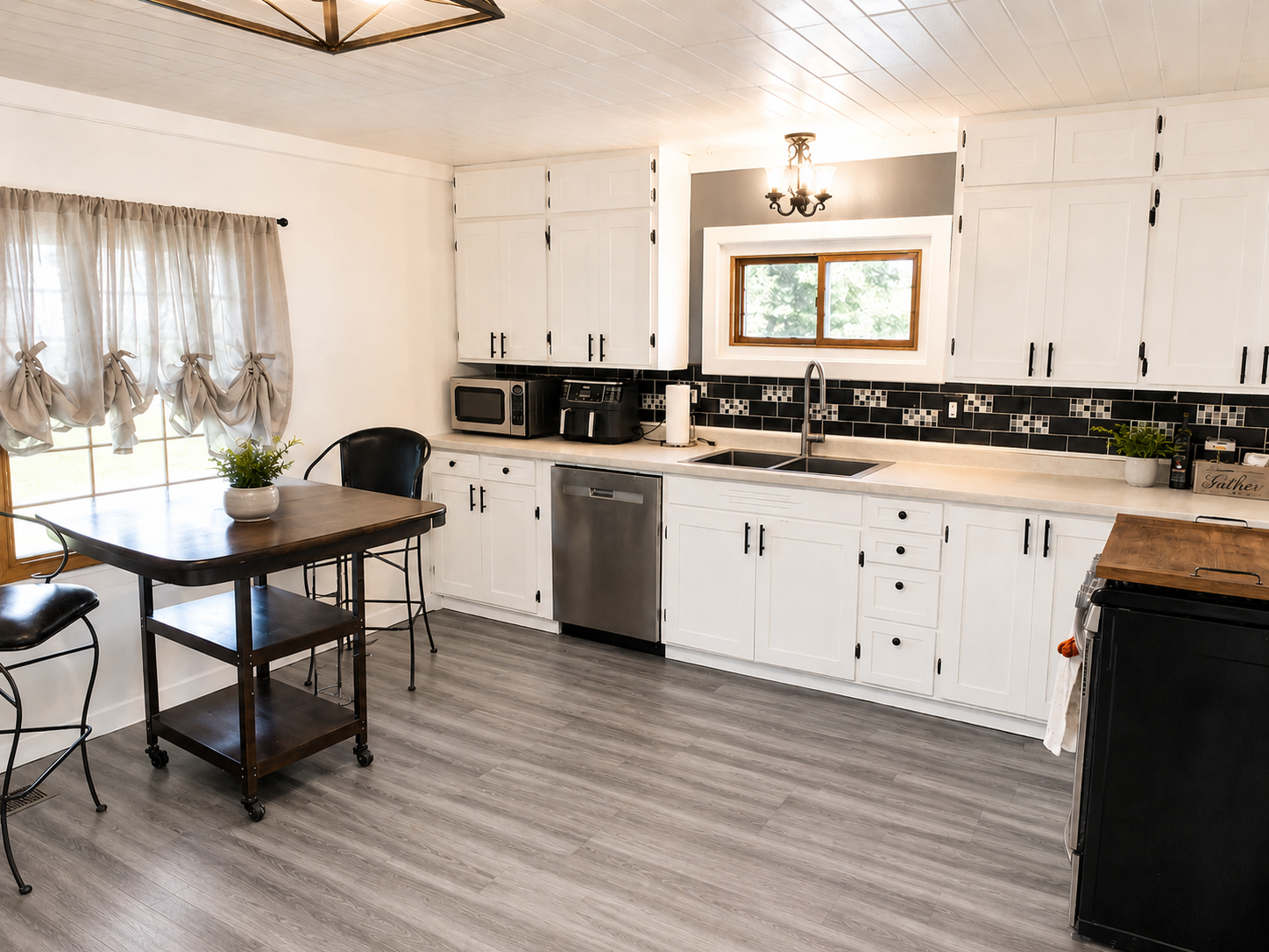 1893 single family home for sale at 112 4th Avenue NE in Brainerd, MN — 4 bed, 3 bath (photo 6 of 29)