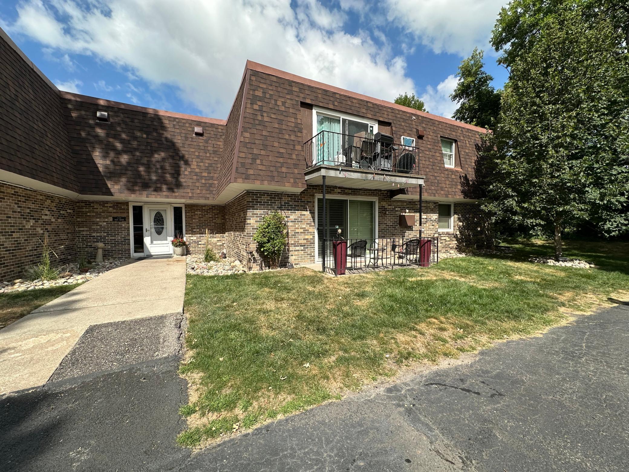 1968 condo for sale at 530 6th Avenue W, Unit 3 in West Fargo, ND — 2 bed, 1 bath (photo 2 of 40)