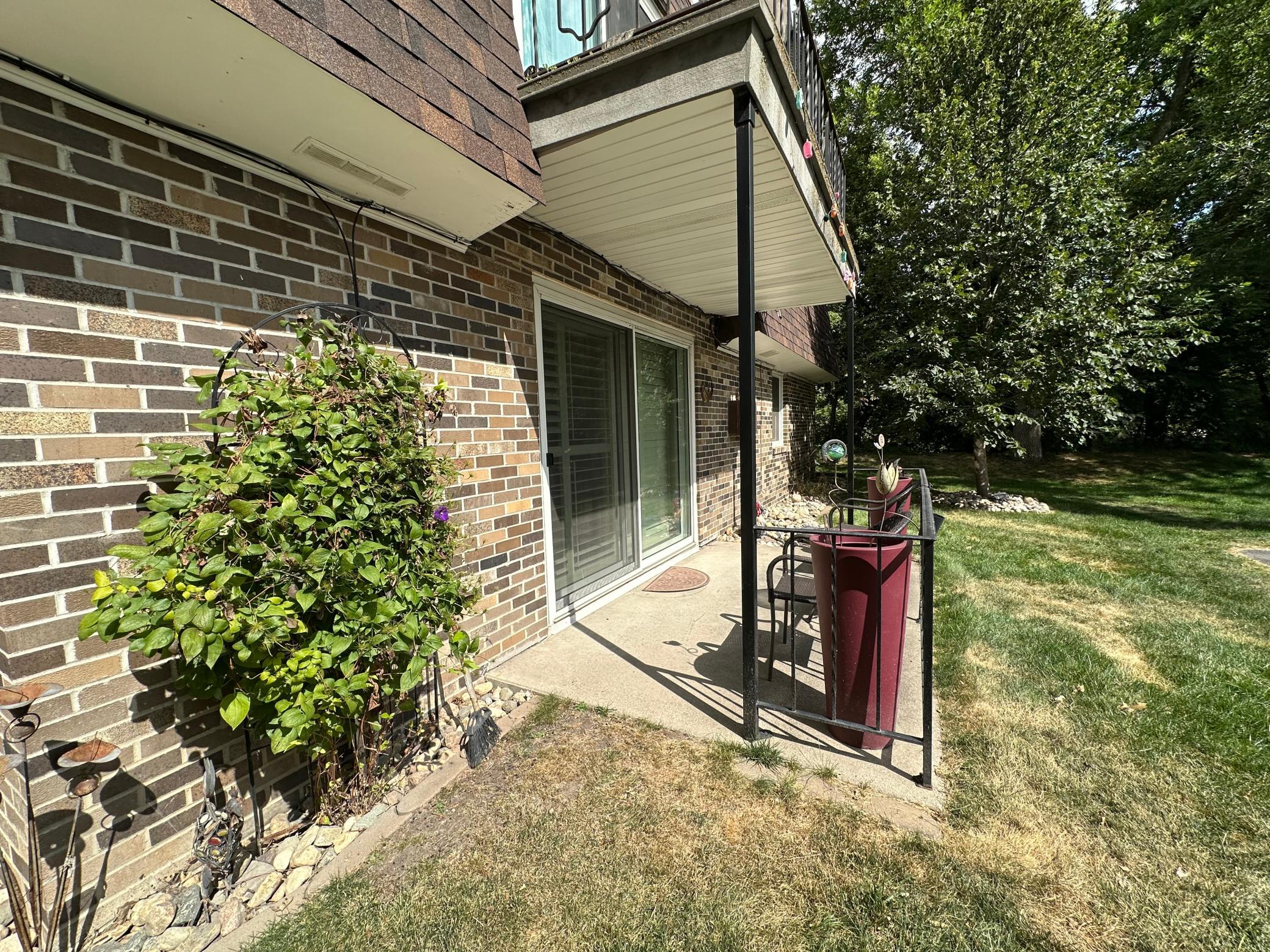 1968 condo for sale at 530 6th Avenue W, Unit 3 in West Fargo, ND — 2 bed, 1 bath (photo 3 of 40)