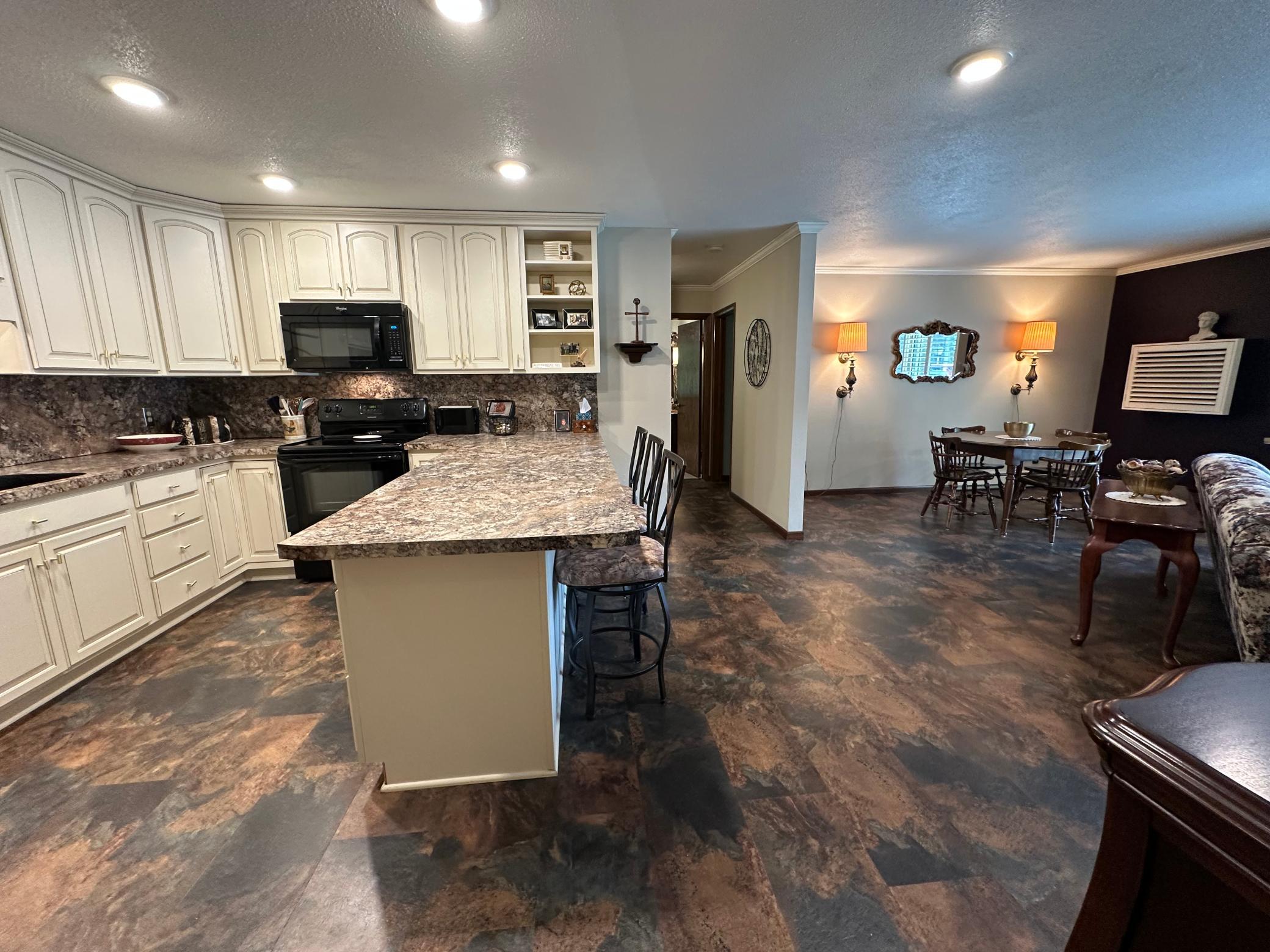 1968 condo for sale at 530 6th Avenue W, Unit 3 in West Fargo, ND — 2 bed, 1 bath (photo 8 of 40)