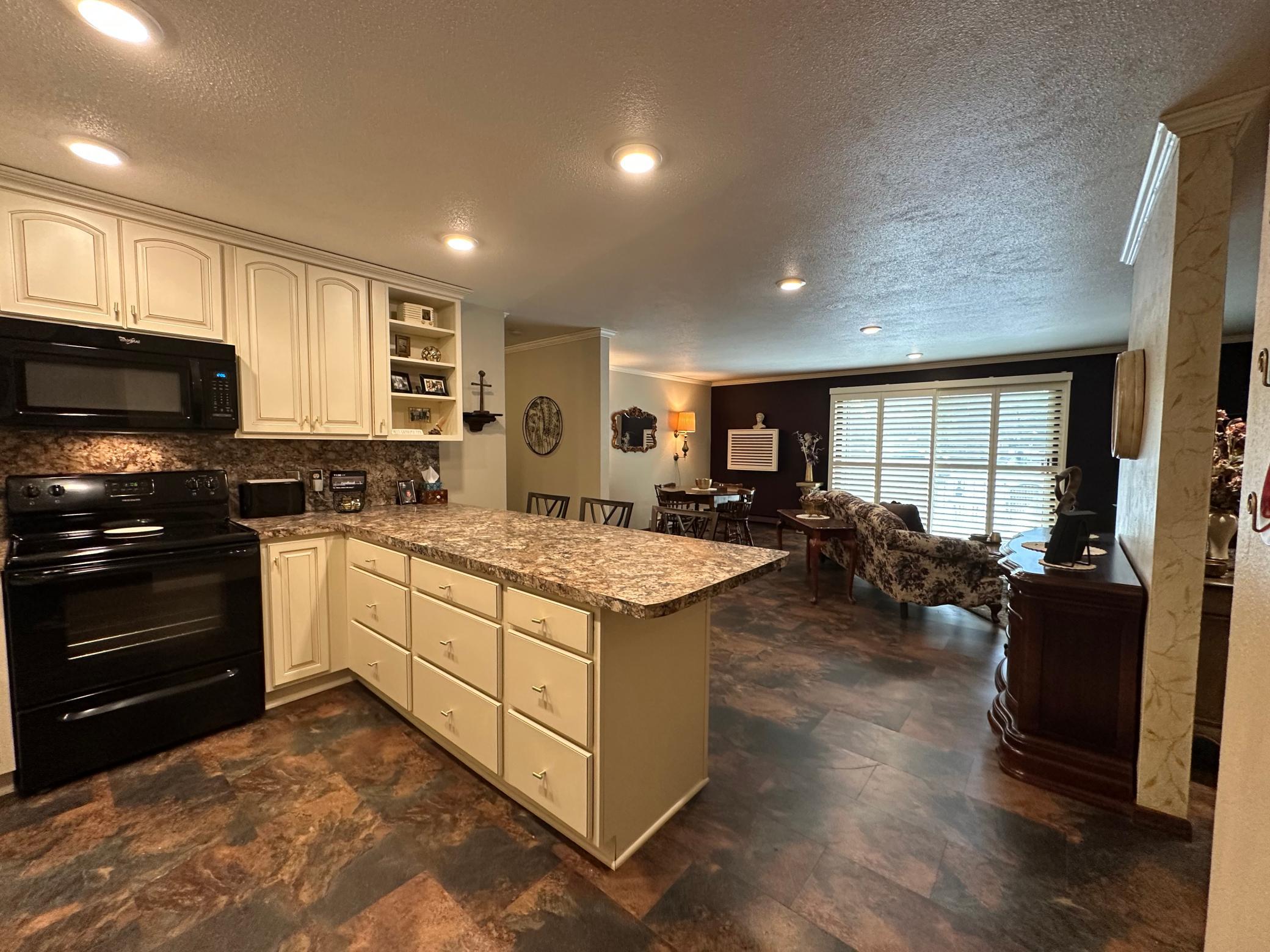 1968 condo for sale at 530 6th Avenue W, Unit 3 in West Fargo, ND — 2 bed, 1 bath (photo 9 of 40)