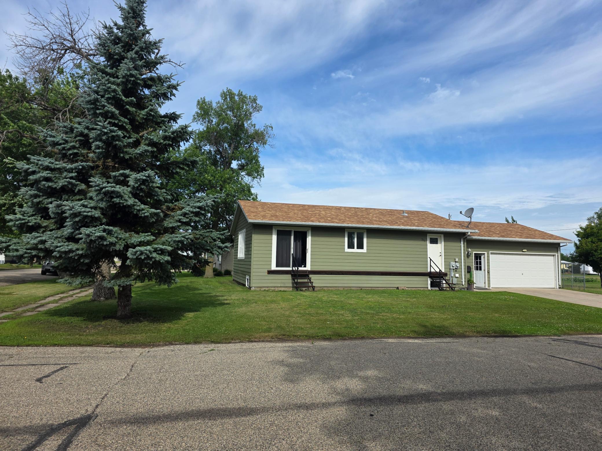 1988 single family home for sale at 221 Gay Street in Rutland, ND — 2 bed, 2 bath (photo 2 of 35)
