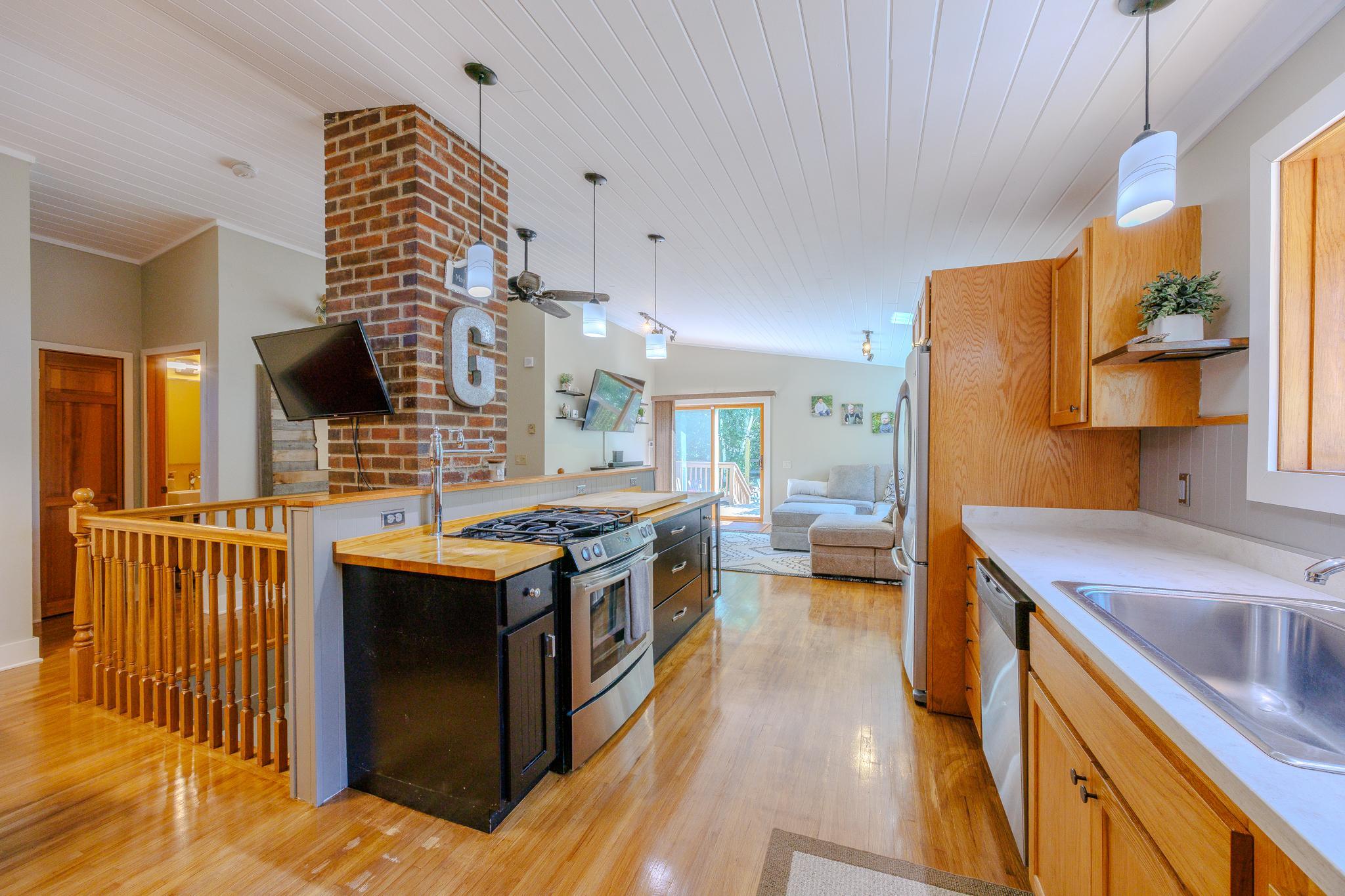 1996 single family home for sale at 6351 Island View Drive NE in Bemidji, MN — 4 bed, 3 bath (photo 8 of 90)