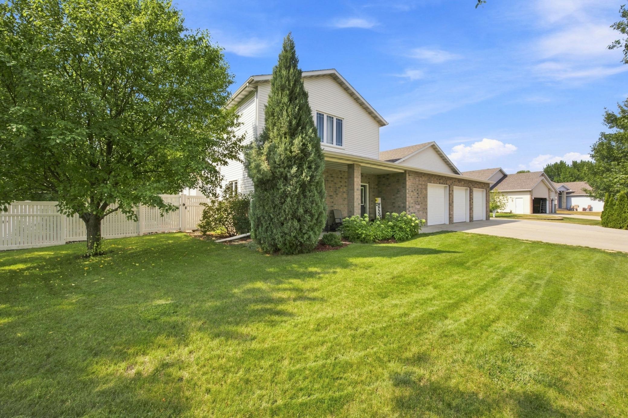 2002 single family home for sale at 754 Wyndemere Drive in West Fargo, ND — 5 bed, 5 bath (photo 2 of 43)