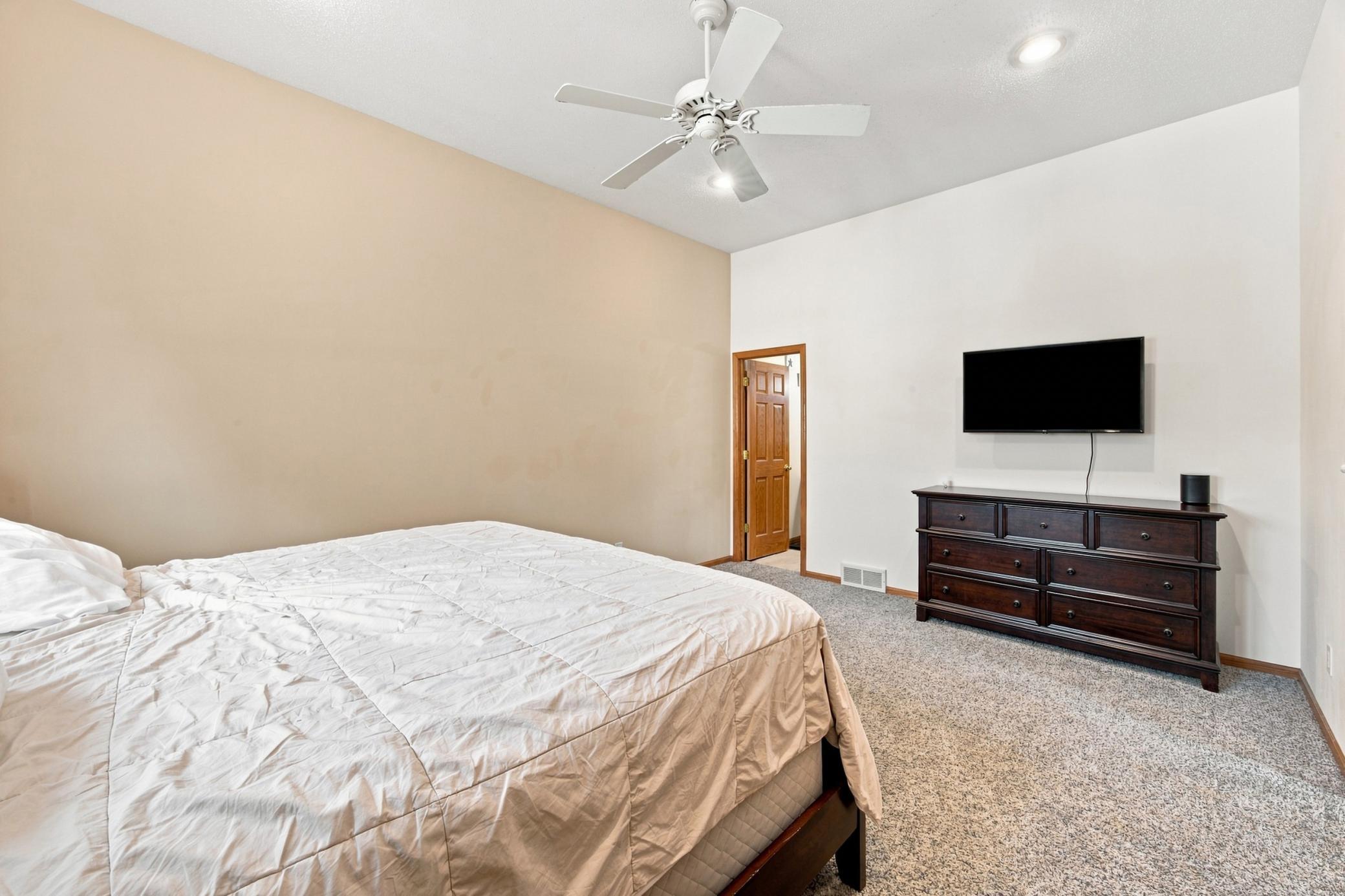 2002 single family home for sale at 754 Wyndemere Drive in West Fargo, ND — 5 bed, 5 bath (photo 20 of 43)
