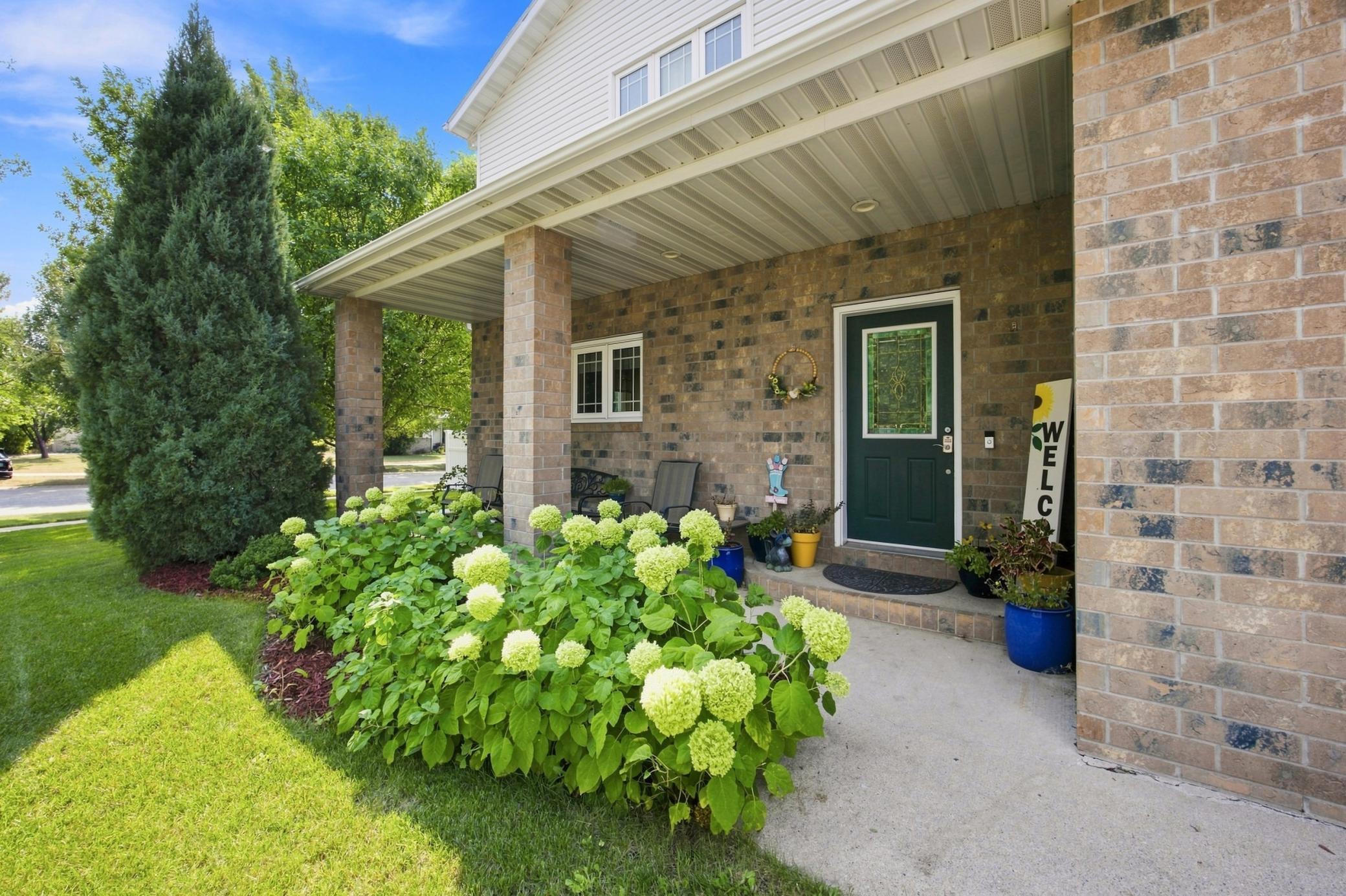 2002 single family home for sale at 754 Wyndemere Drive in West Fargo, ND — 5 bed, 5 bath (photo 3 of 43)