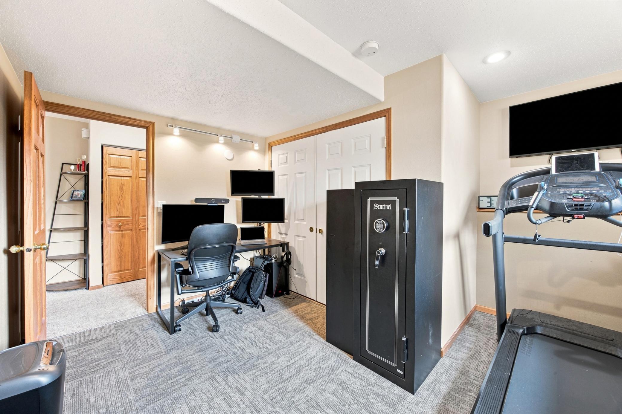 2002 single family home for sale at 754 Wyndemere Drive in West Fargo, ND — 5 bed, 5 bath (photo 33 of 43)
