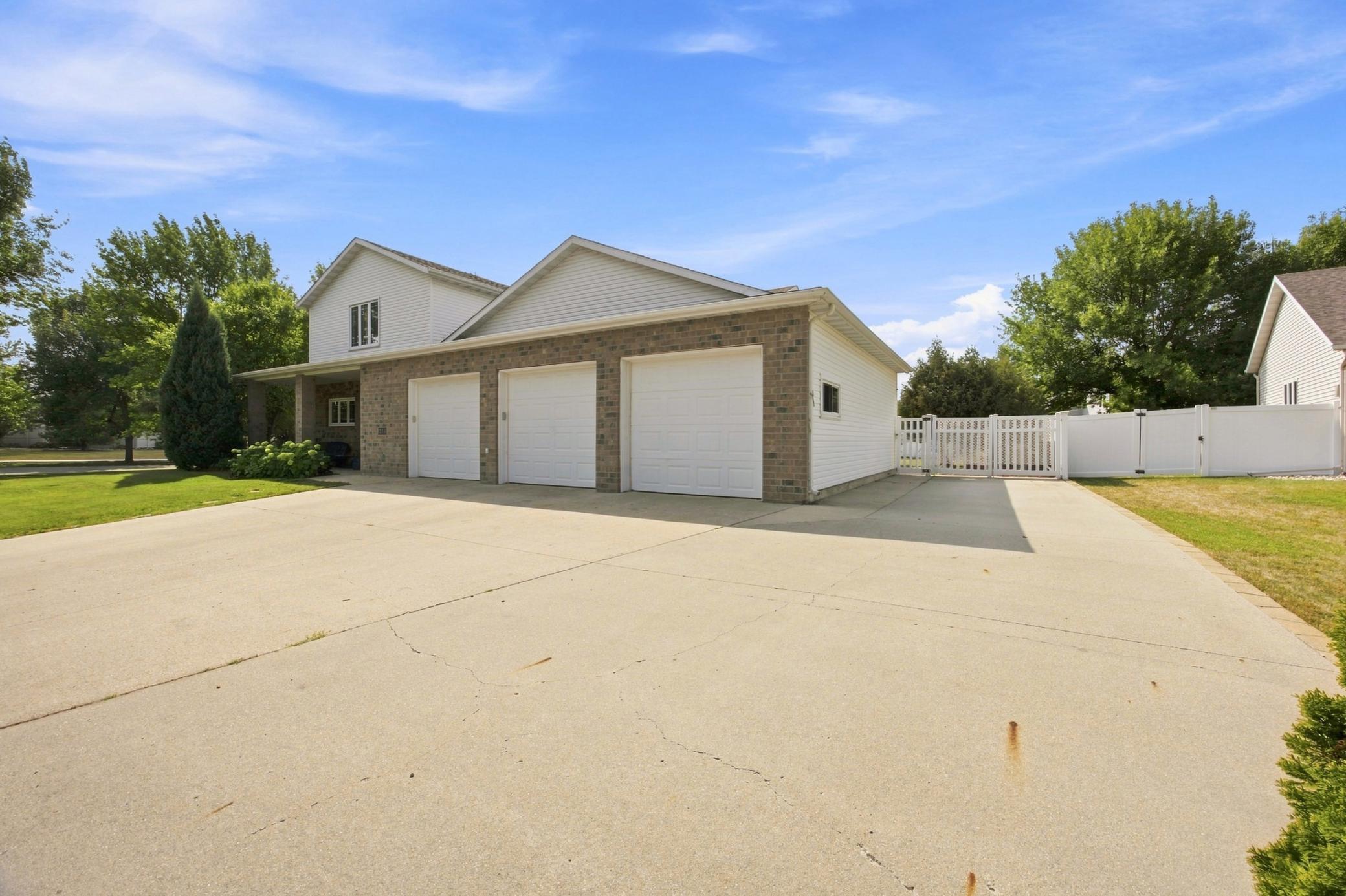 2002 single family home for sale at 754 Wyndemere Drive in West Fargo, ND — 5 bed, 5 bath (photo 37 of 43)