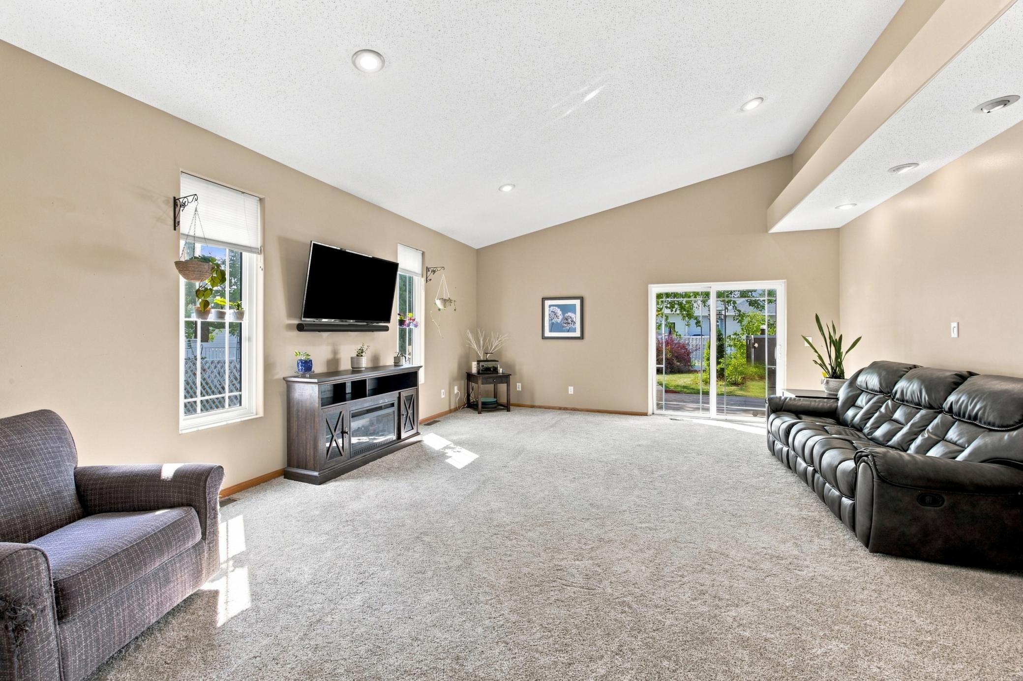 2002 single family home for sale at 754 Wyndemere Drive in West Fargo, ND — 5 bed, 5 bath (photo 5 of 43)
