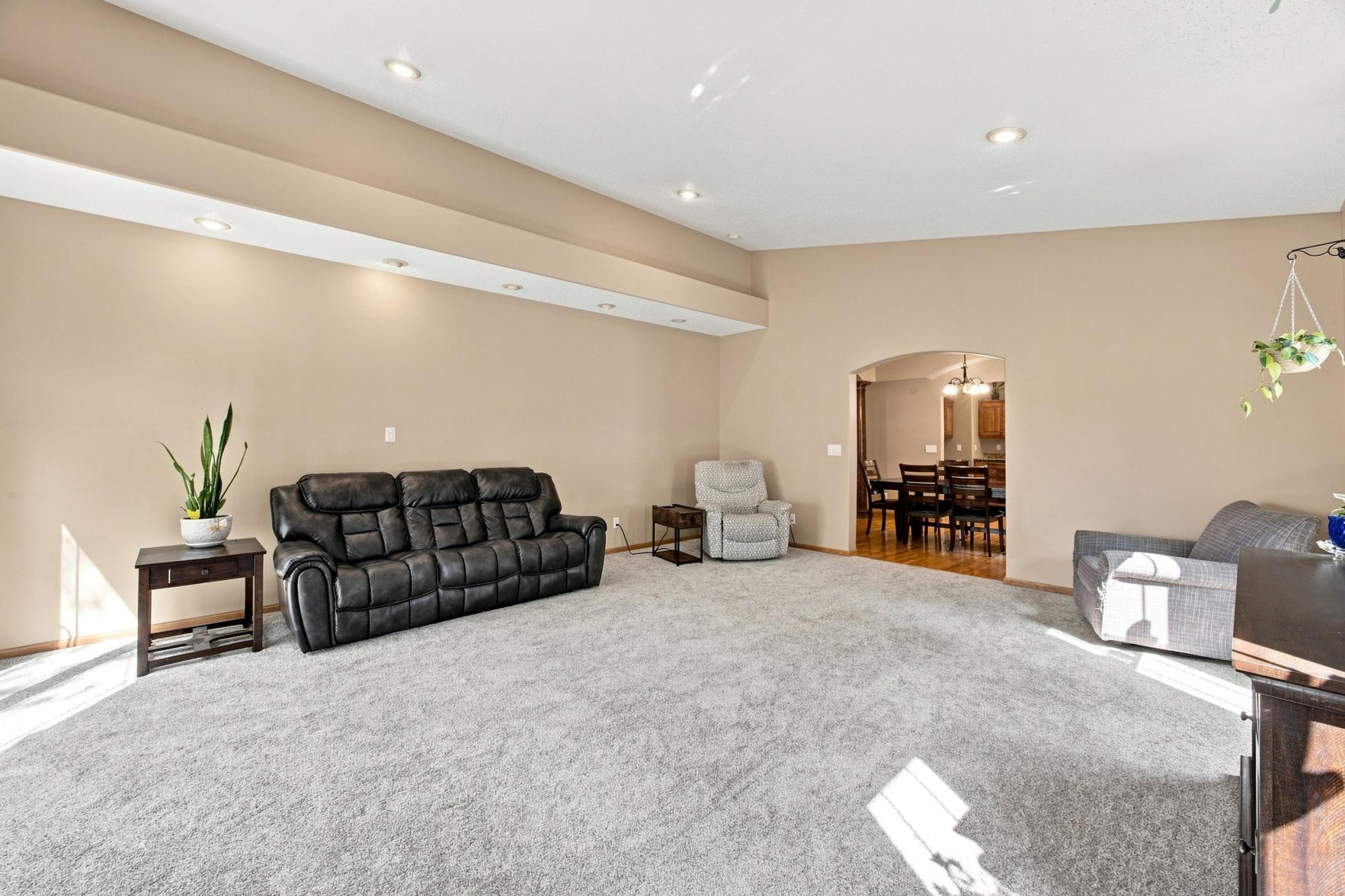 2002 single family home for sale at 754 Wyndemere Drive in West Fargo, ND — 5 bed, 5 bath (photo 6 of 43)