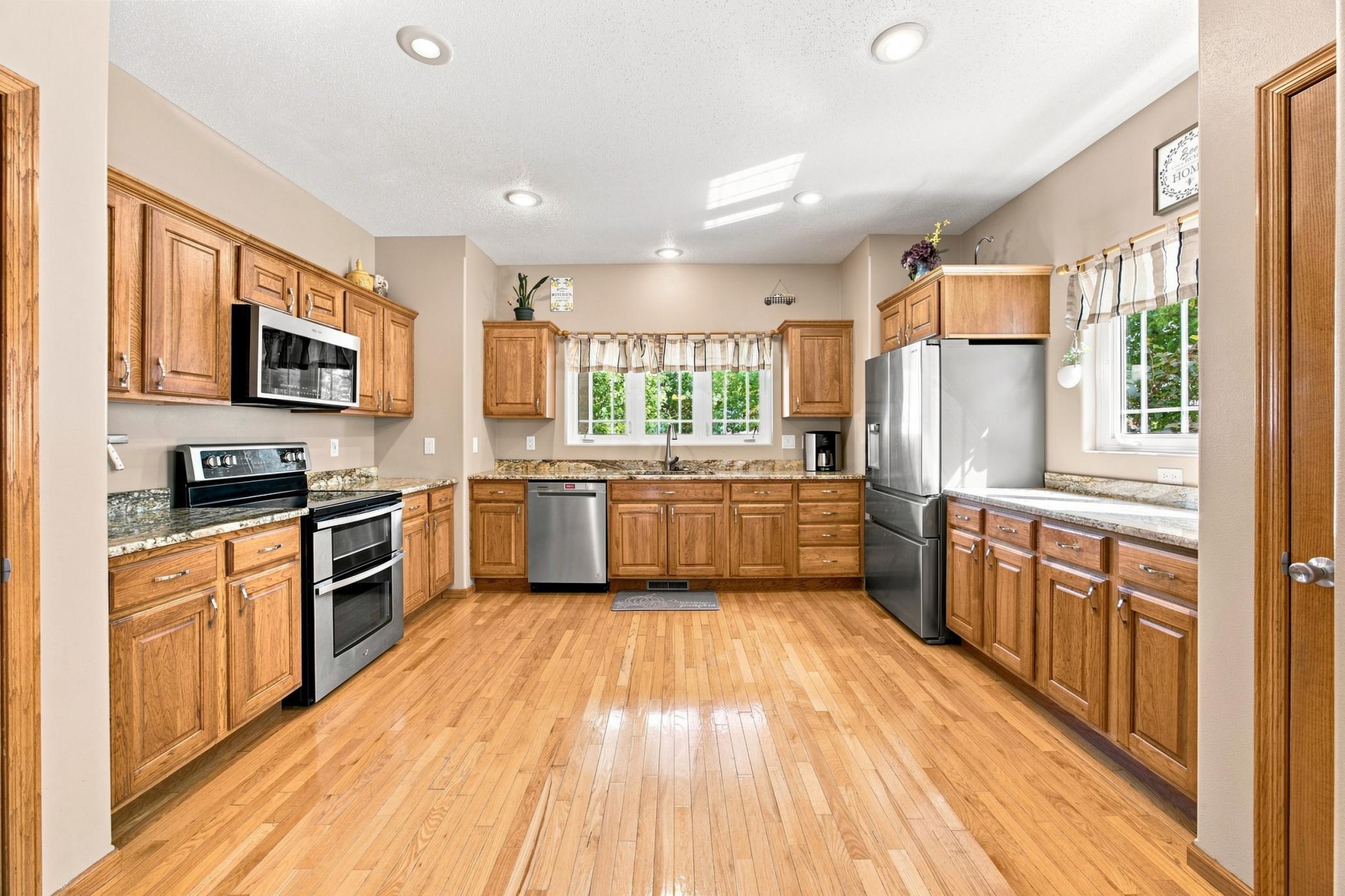 2002 single family home for sale at 754 Wyndemere Drive in West Fargo, ND — 5 bed, 5 bath (photo 8 of 43)