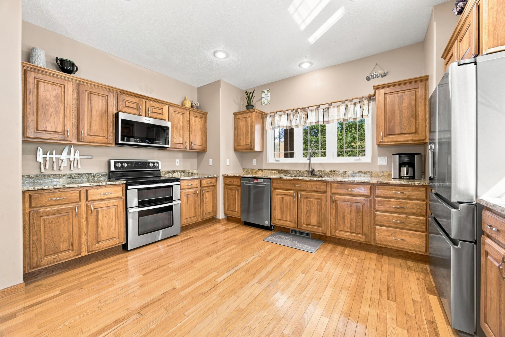 2002 single family home for sale at 754 Wyndemere Drive in West Fargo, ND — 5 bed, 5 bath (photo 9 of 43)