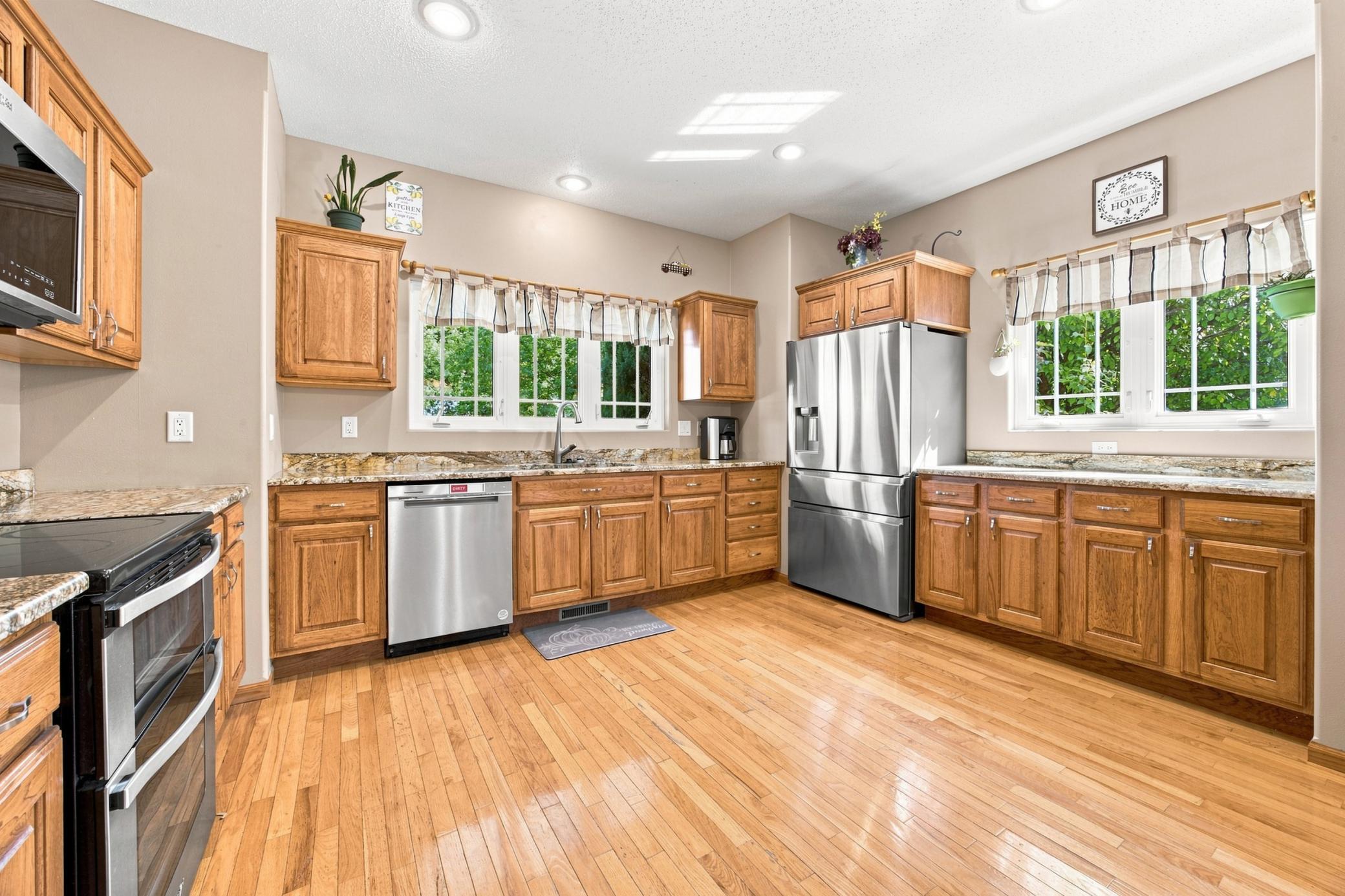 2002 single family home for sale at 754 Wyndemere Drive in West Fargo, ND — 5 bed, 5 bath (photo 10 of 43)