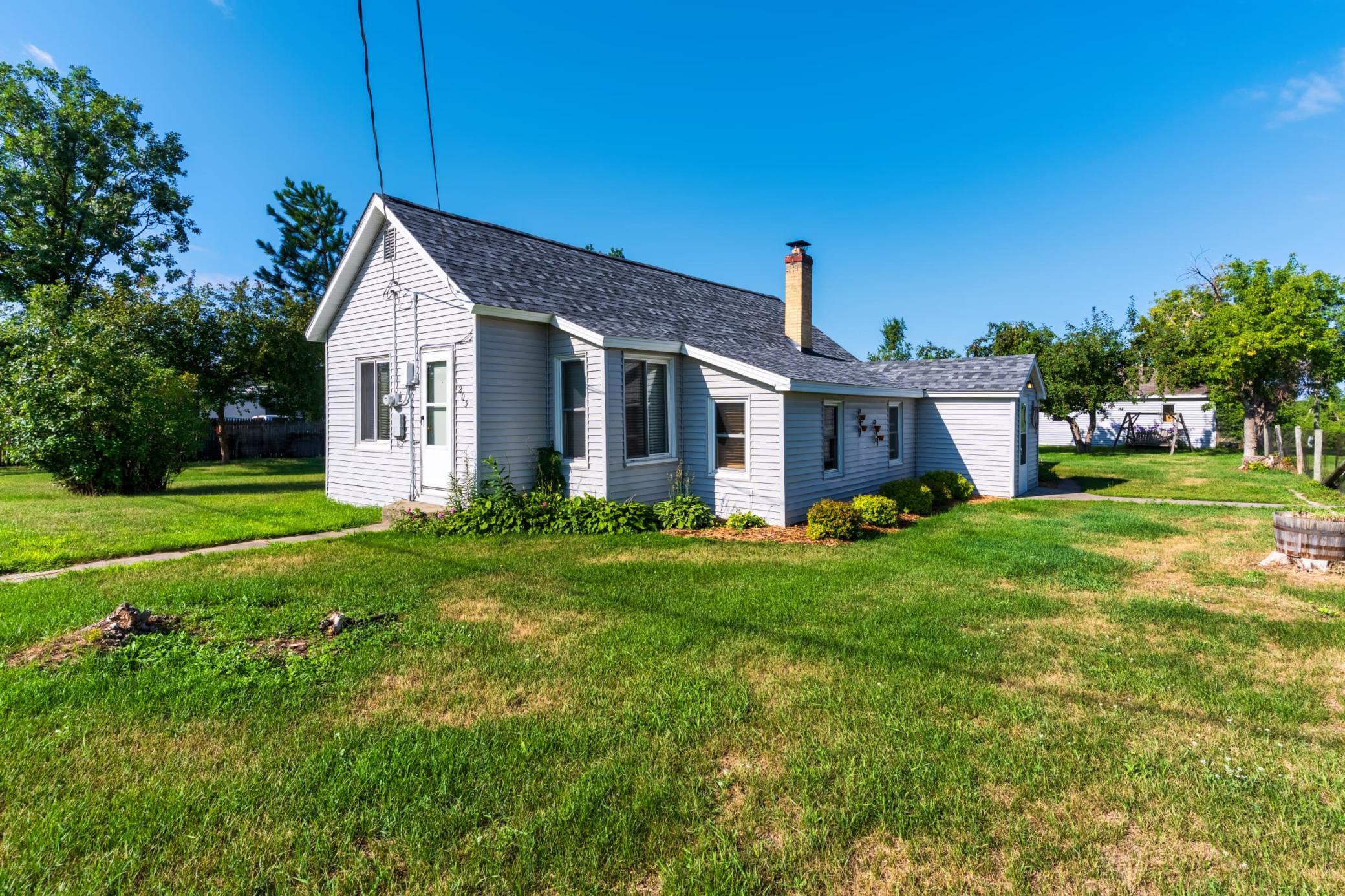1920 single family home for sale at 203 Mississippi Avenue SW in Bemidji, MN — 3 bed, 1 bath (photo 20 of 22)