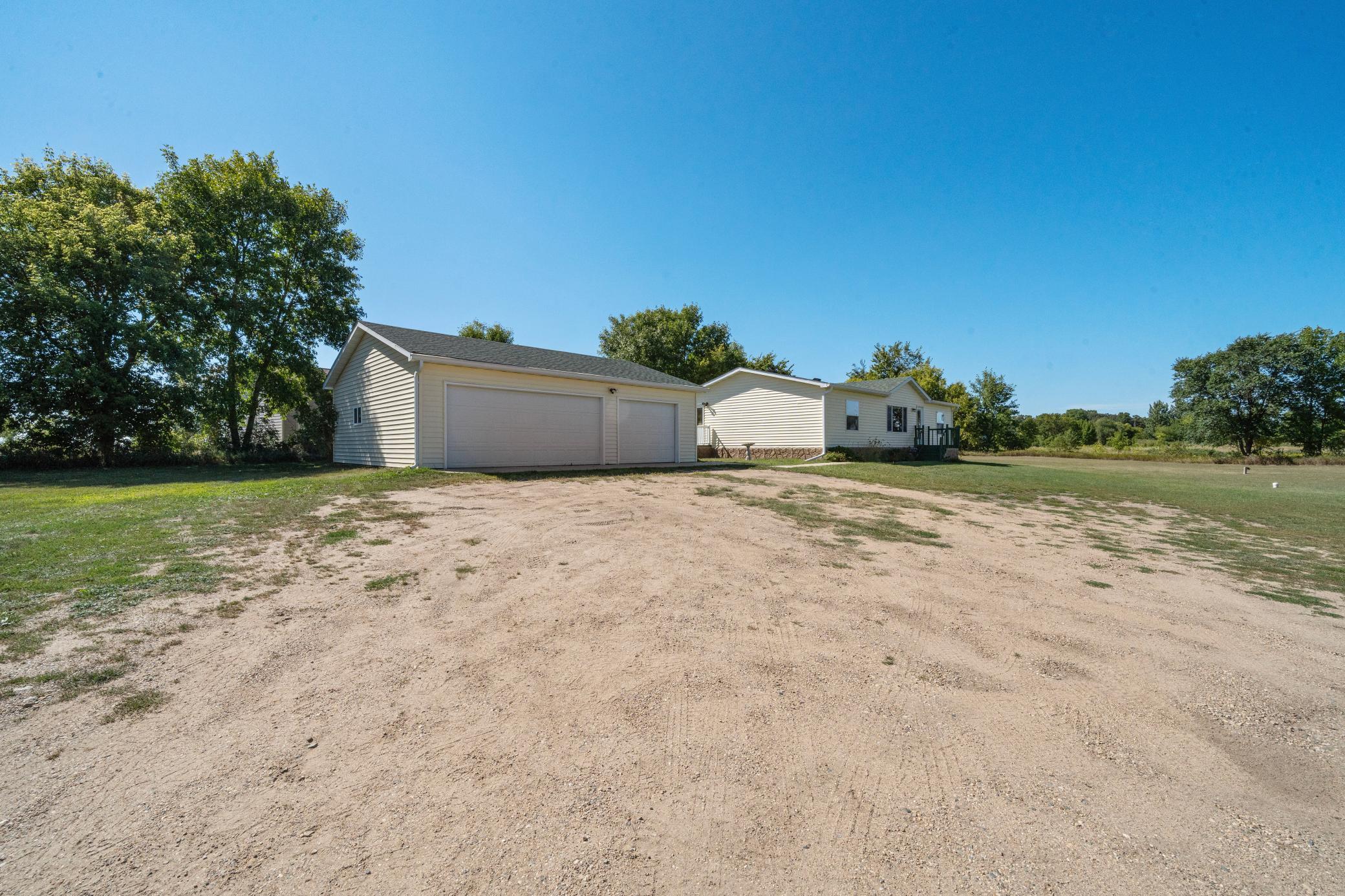 2003 single family home for sale at 1695 Sunset Access Road SE in Alexandria, MN — 3 bed, 2 bath (photo 4 of 50)